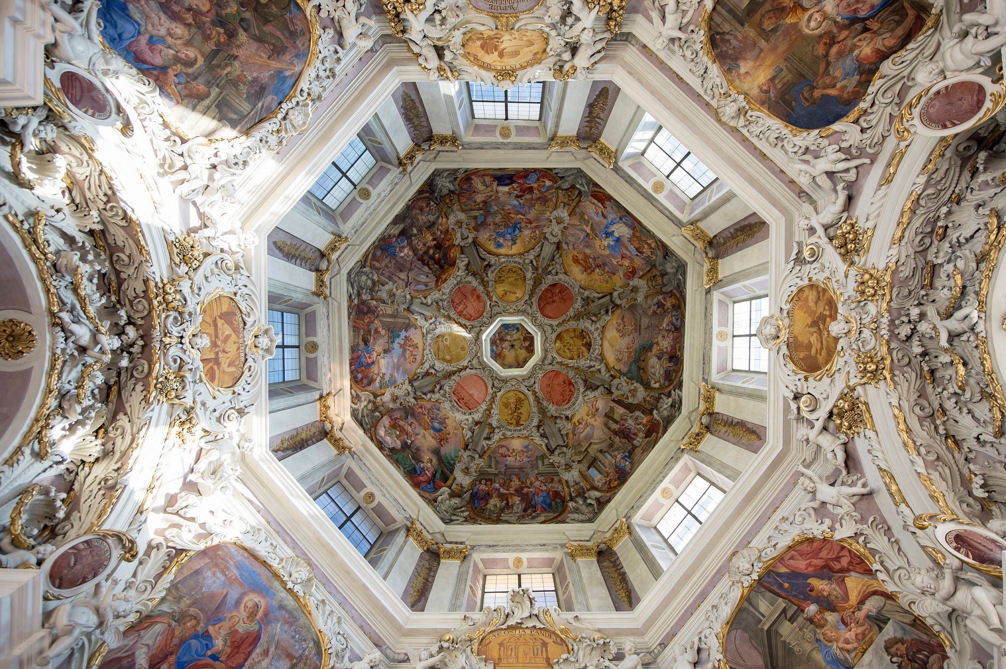 Prachtvoll im Rokoko-Stil bemalte Kuppel der Stiftskirche von Kloster Neustift 