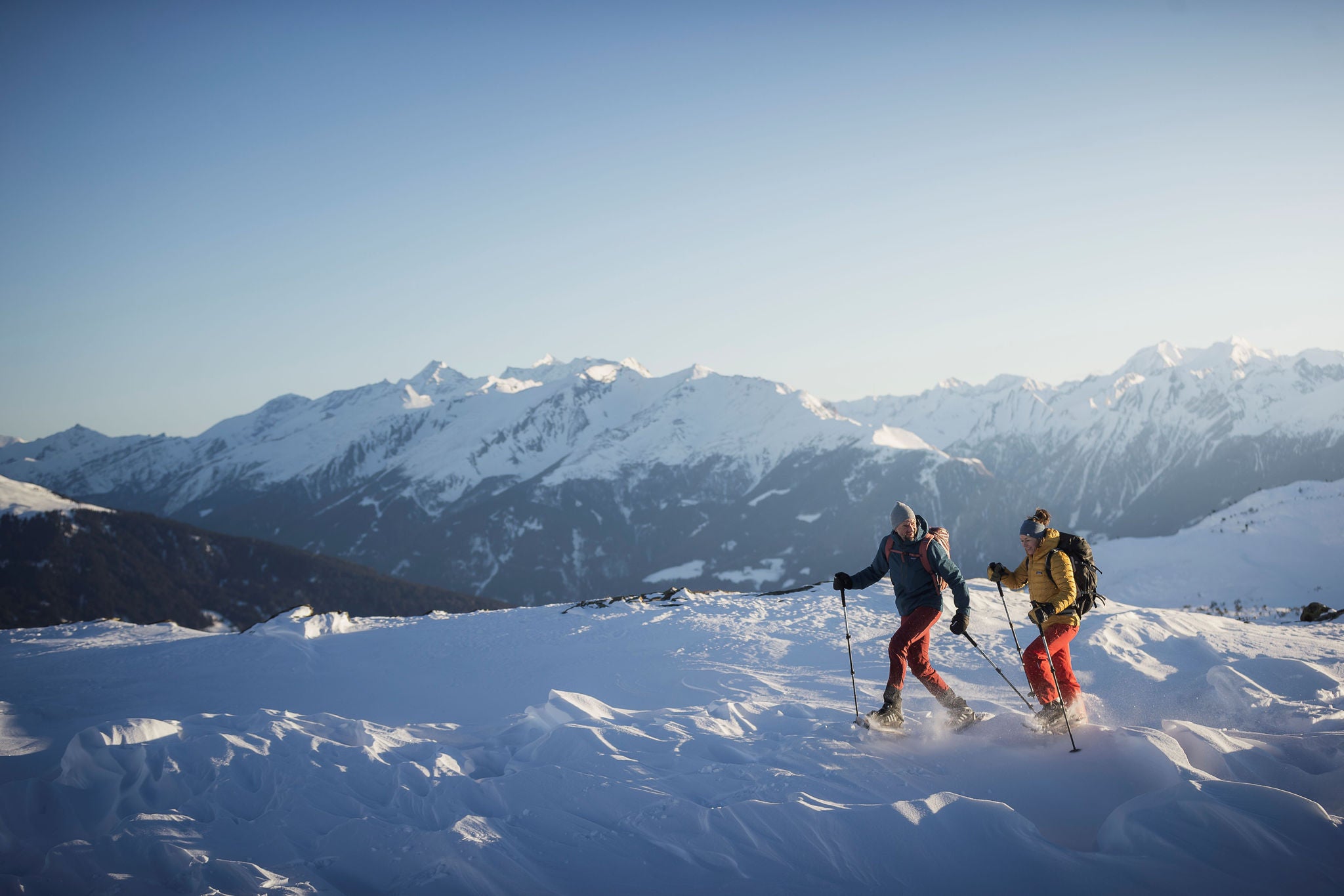 Zwei Schneeschuhwanderer unterwegs in den Bergen oberhalb von Sterzing