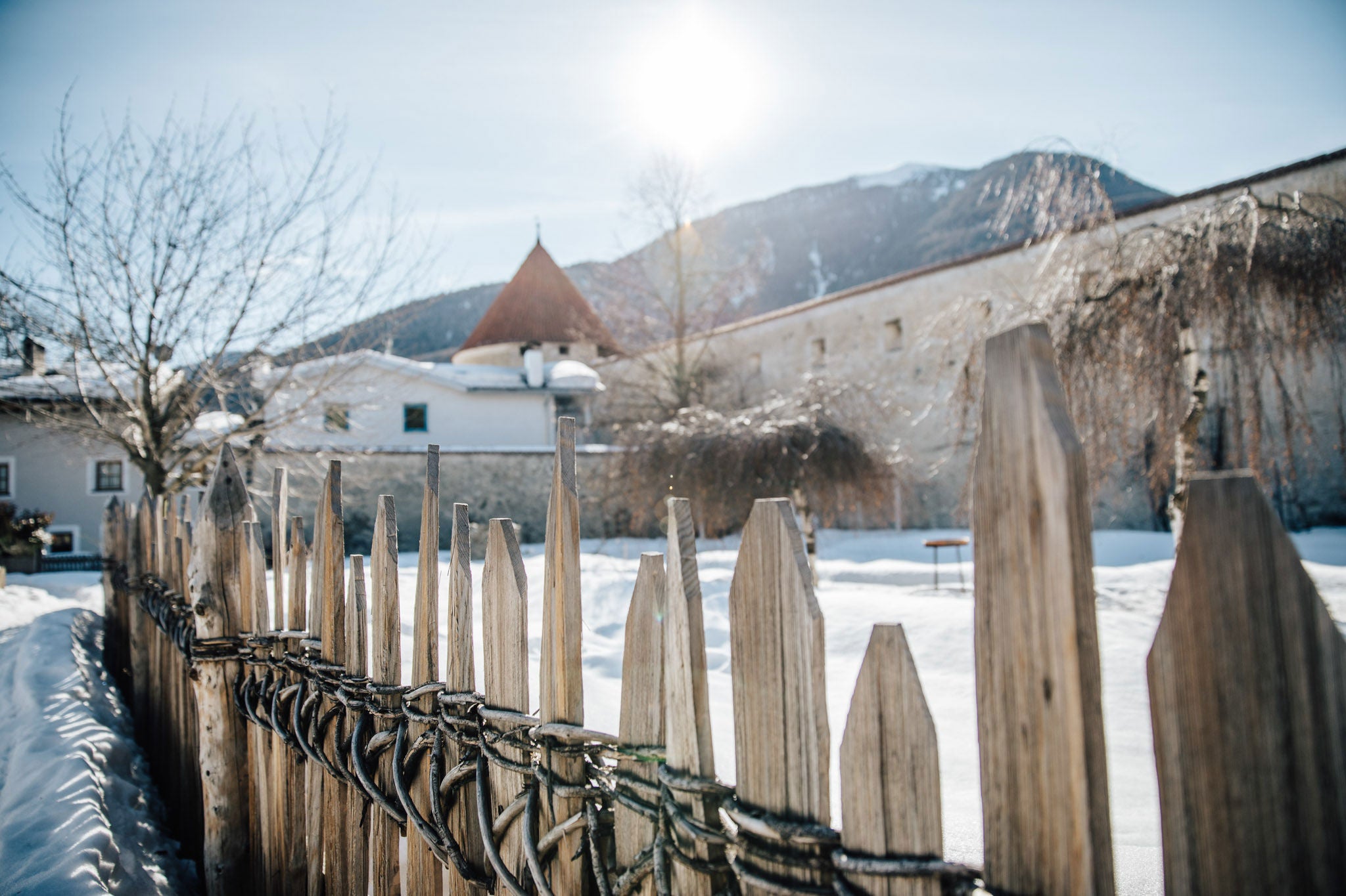 Traditioneller Weidezaun mit Stadtmauer im Hintergrund, es ist Winter