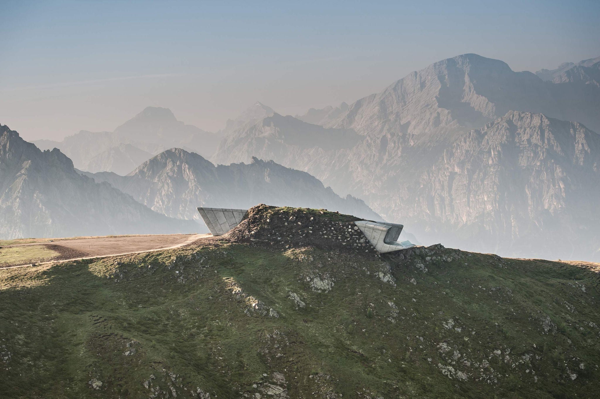 Die futuristische Architektur des Messner Mountain Museusm Corones spielt mit modernen Formen und der Bergkulisse des Kronplatzes