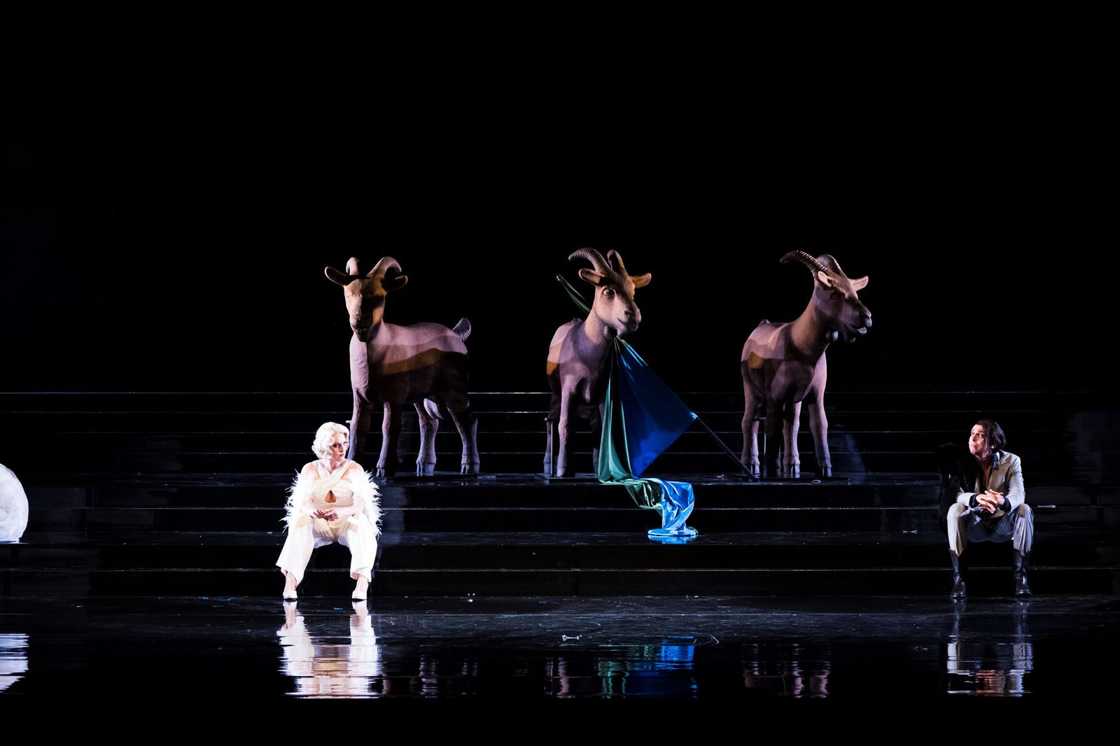 Eine Szene aus einem Theaterstück mit einer Frau und einem Mann auf einer Bühne