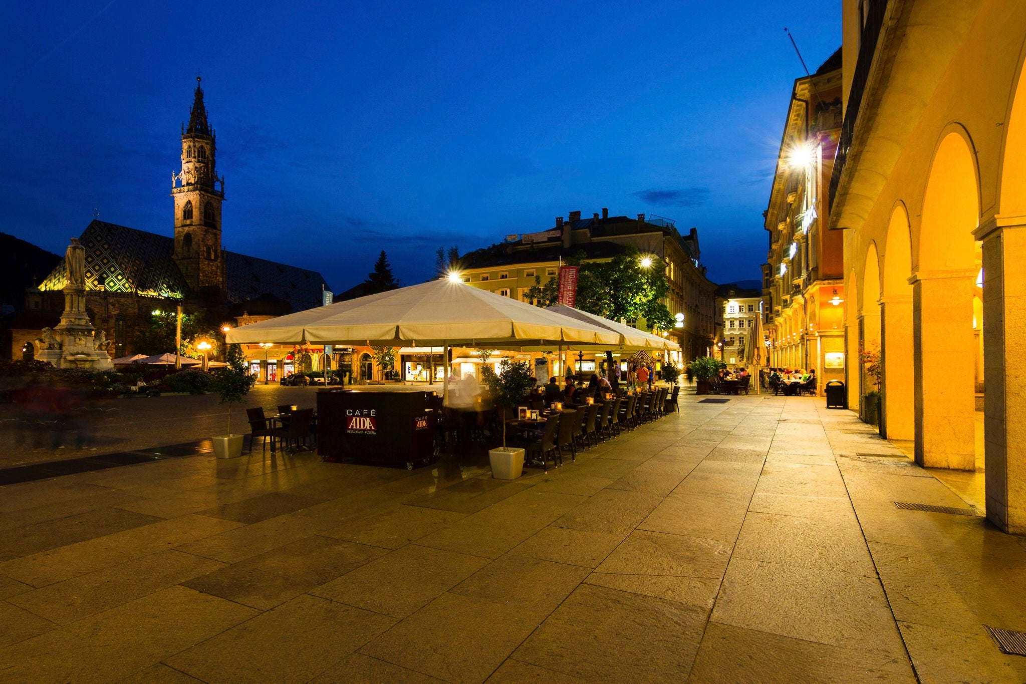 Waltherplatz in Bozen bei Nacht