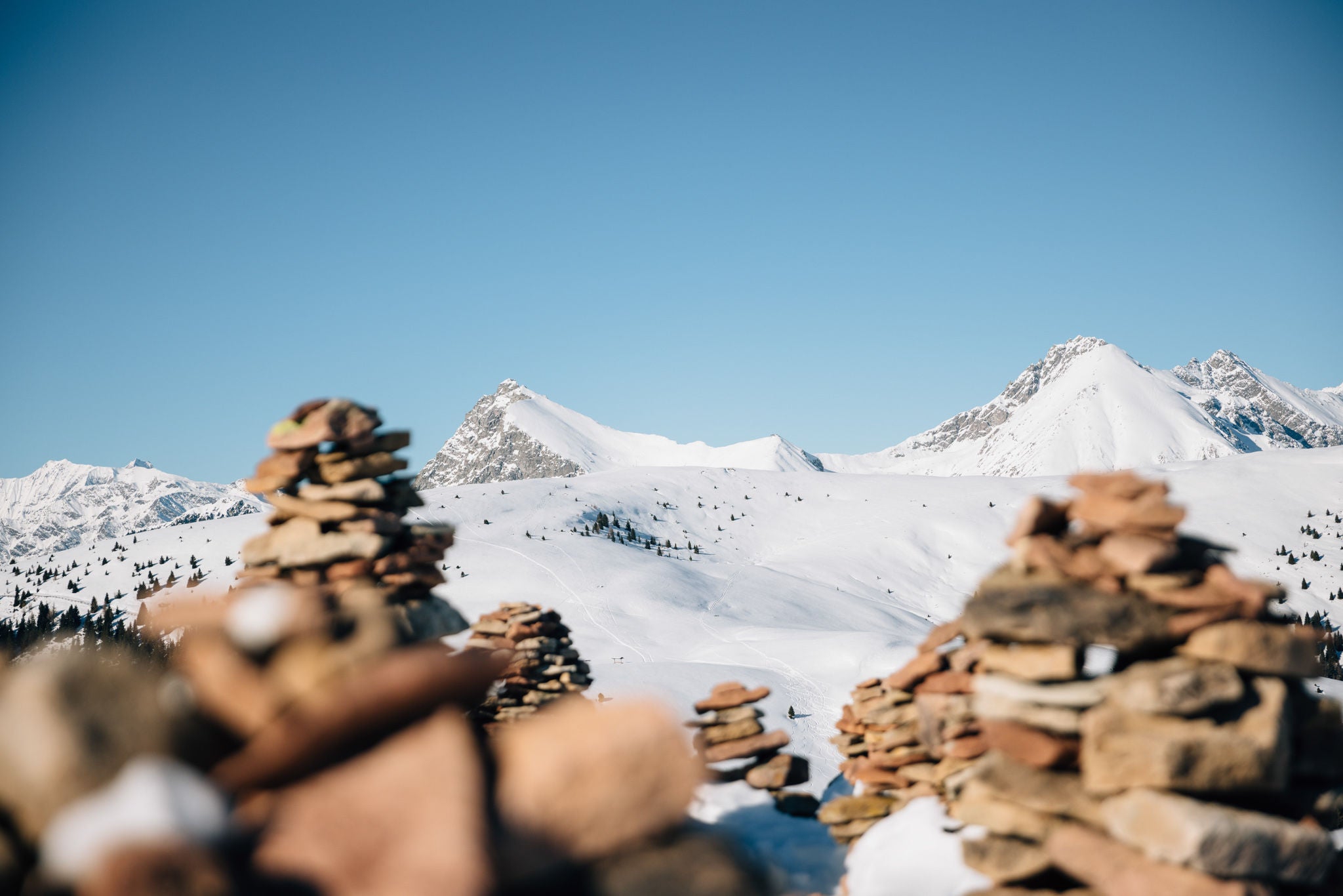 Steinskulpturen in Winterlandschaft