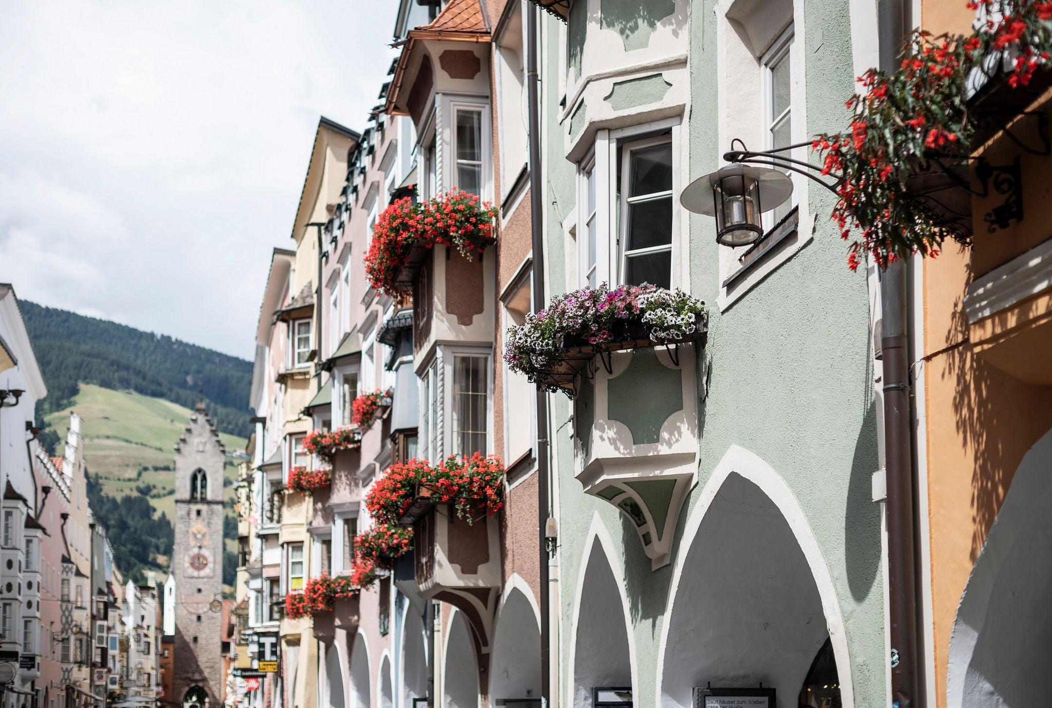 Blumenbehangene Erker prägen die historische Stadtgasse mit dem Zwölfertum