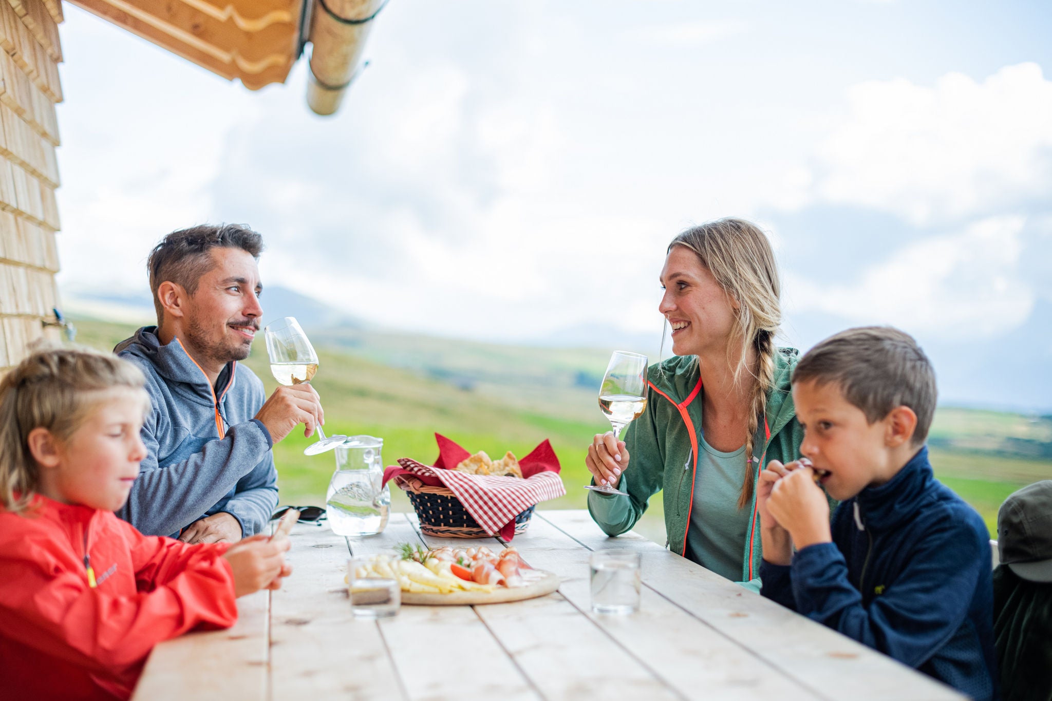 Eine Familie auf einer Almhütte