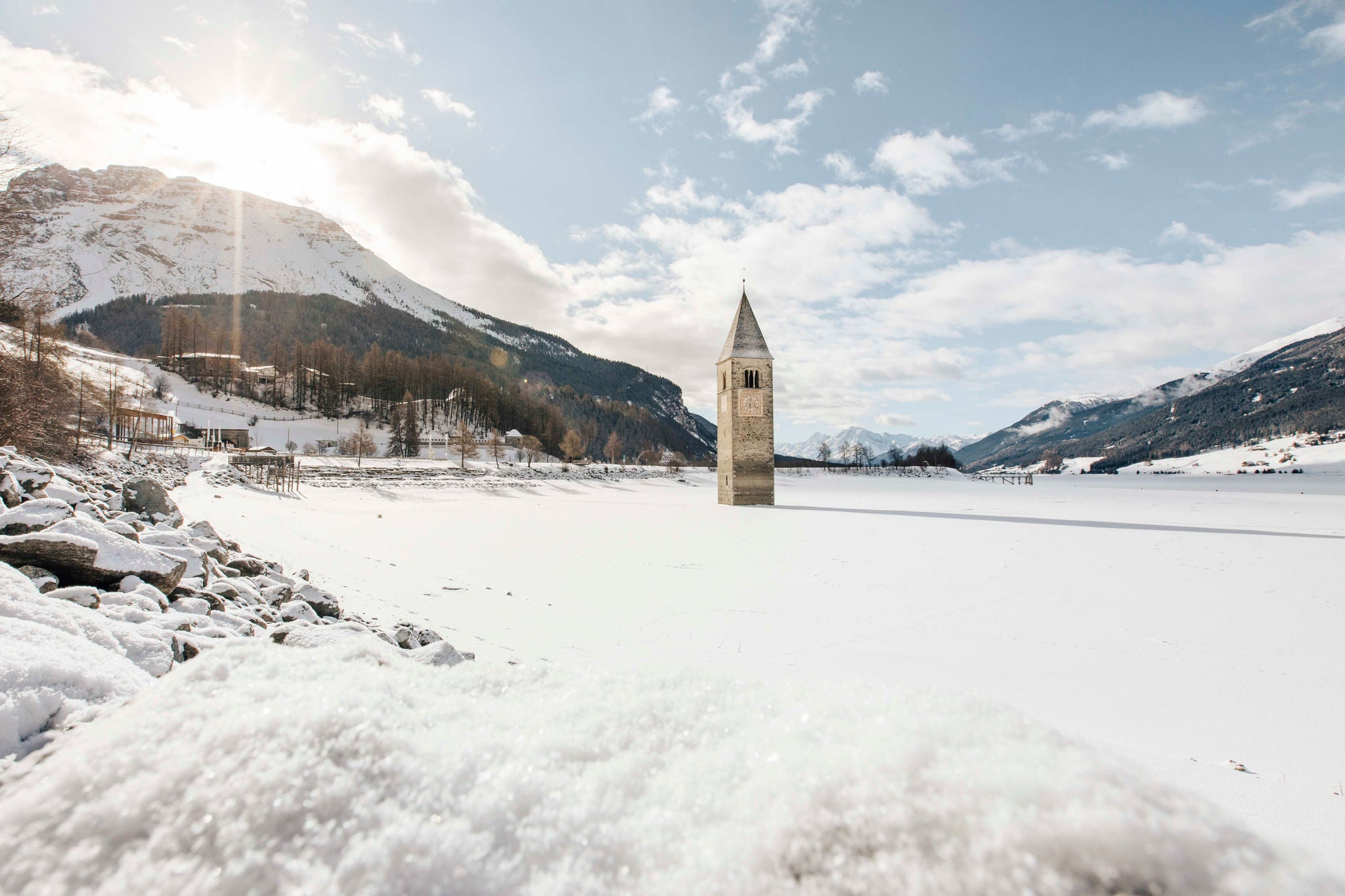 Vinschgau mit dem Reschensee im Winter