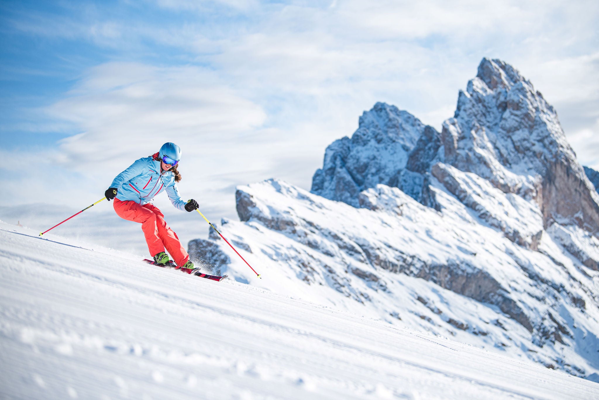 Skifahrerin auf den Skipisten in Gröden