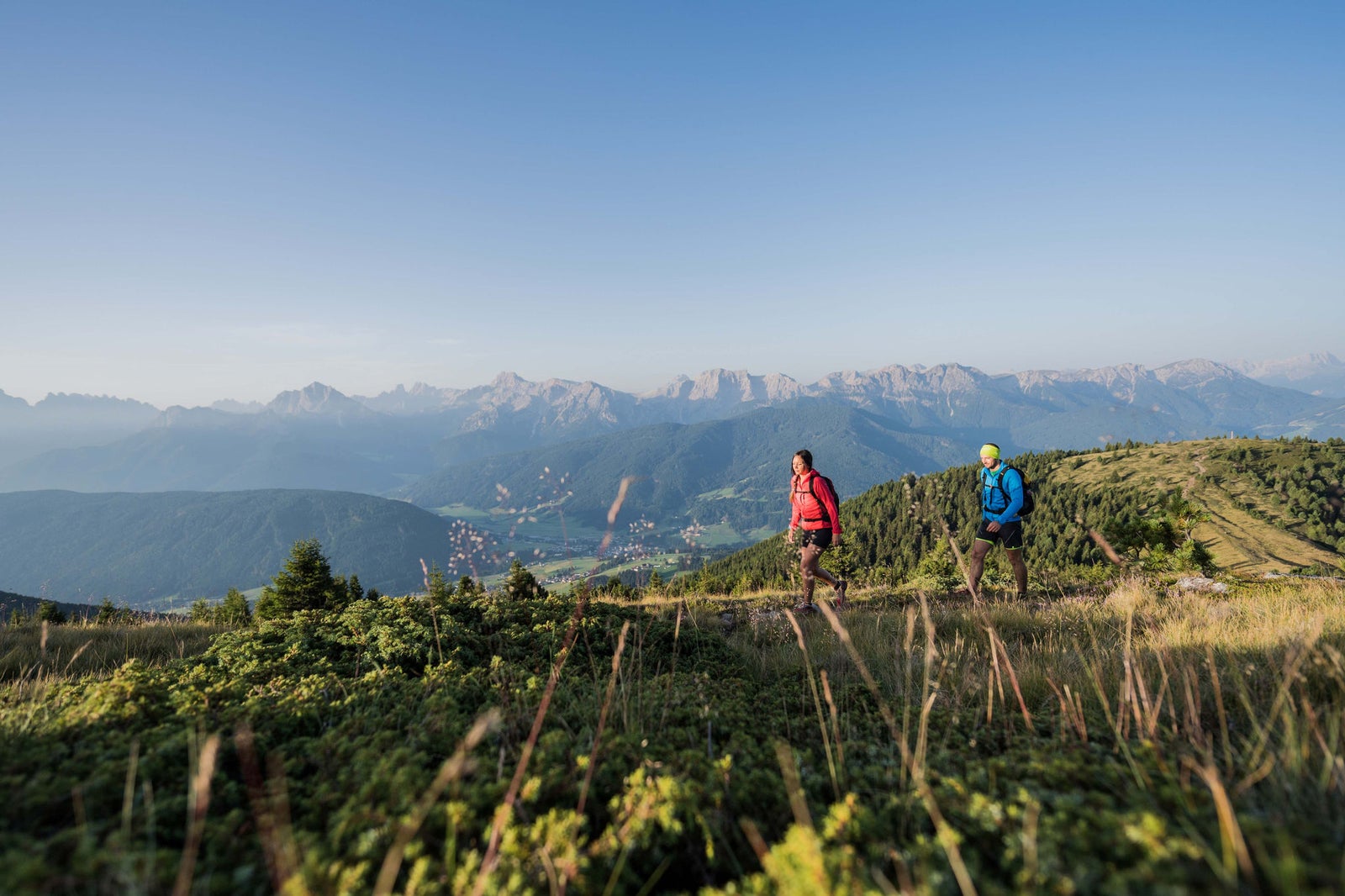 Zwei Wanderer auf Wanderweg vom Lutterkopf zum Durrakopf oberhalb von Taisten