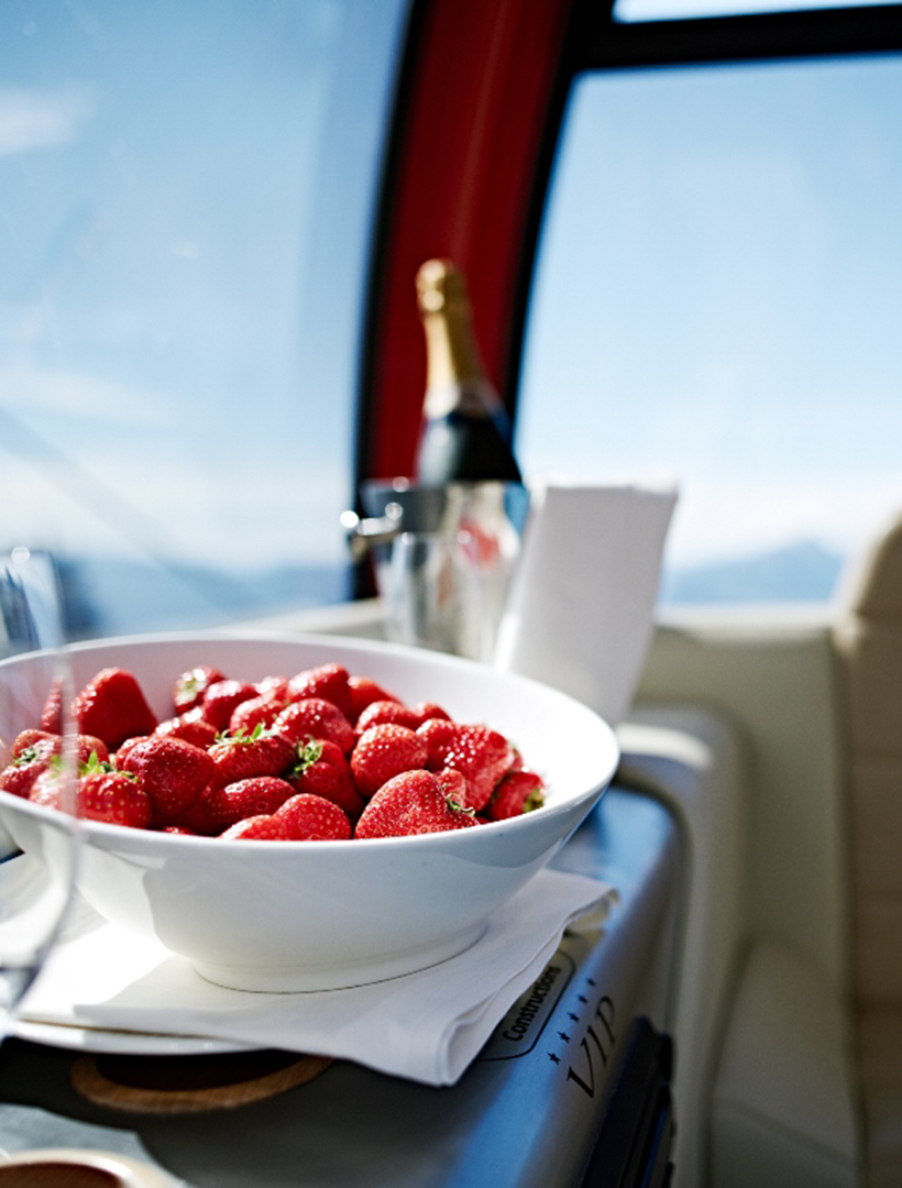 Frische Erdbeeren und eisgekühlter Sekt stehen in einer Gondel für den Gast bereit.