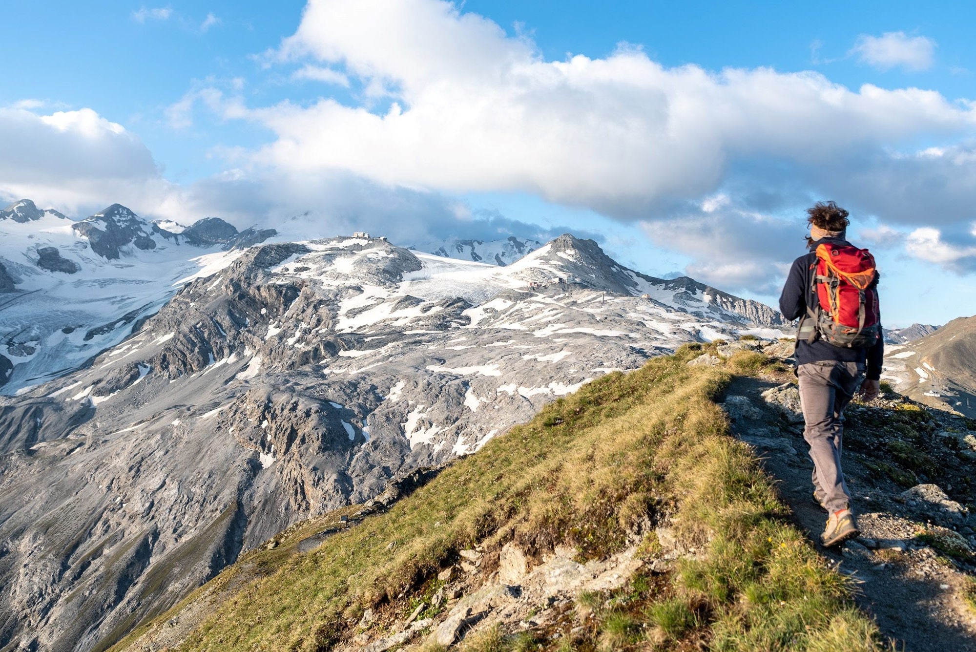 Ein Wanderer unterwegs auf dem Ortler Höhenweg im Nationalpark Stilfserjoch