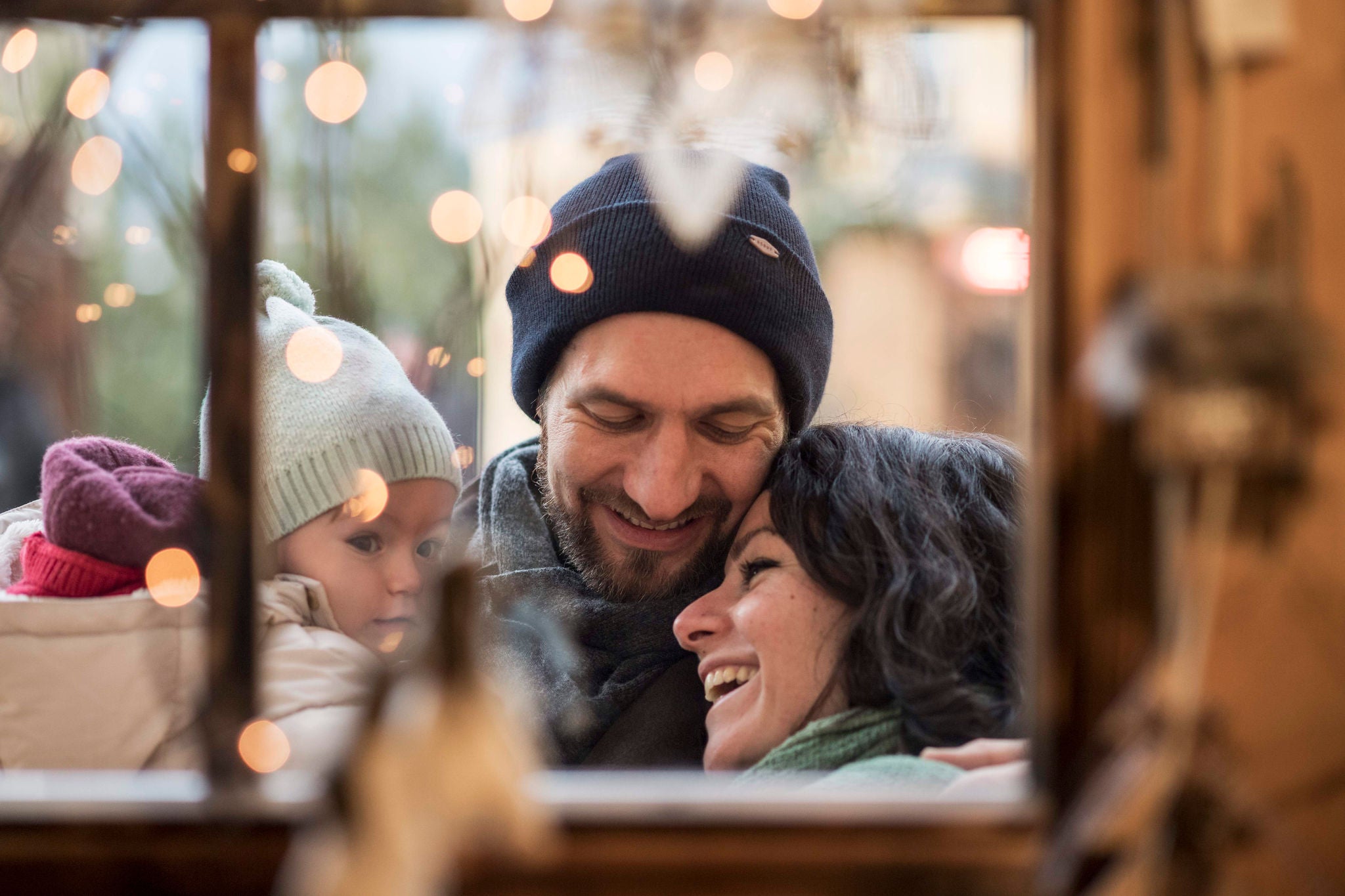 Ein Kind und seine Eltern genießen den gemütlichen Advent in Südtirol.