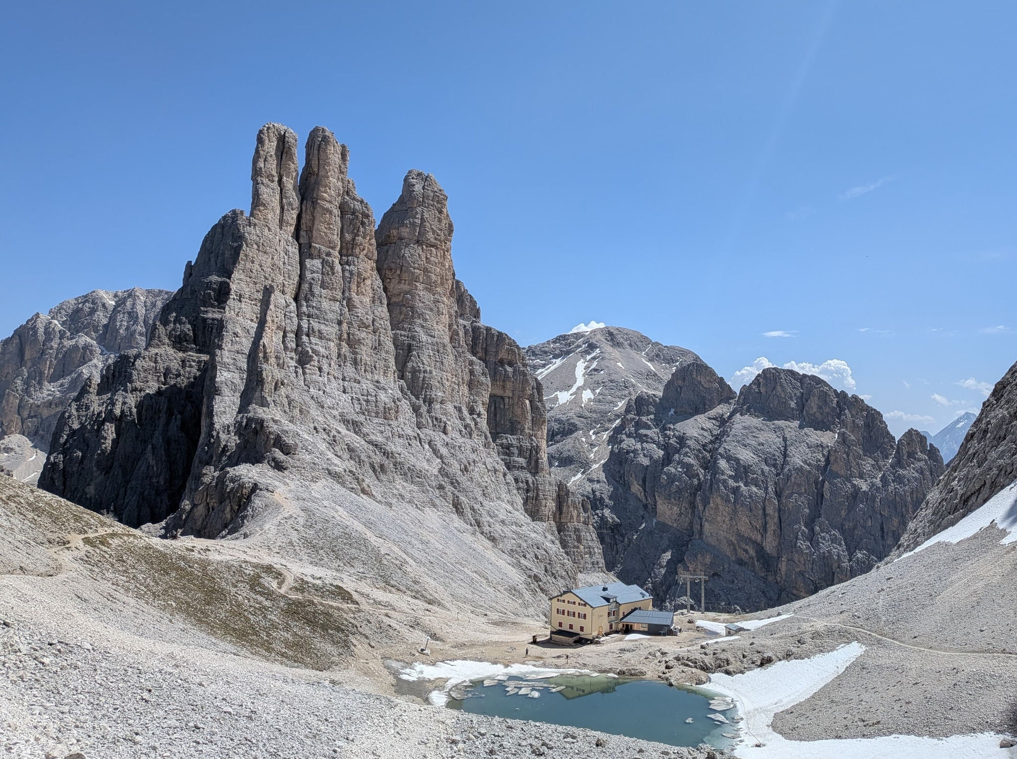 Vista sulle Torri del Vajolet e sul Rifugio Re Alberto I in primo piano