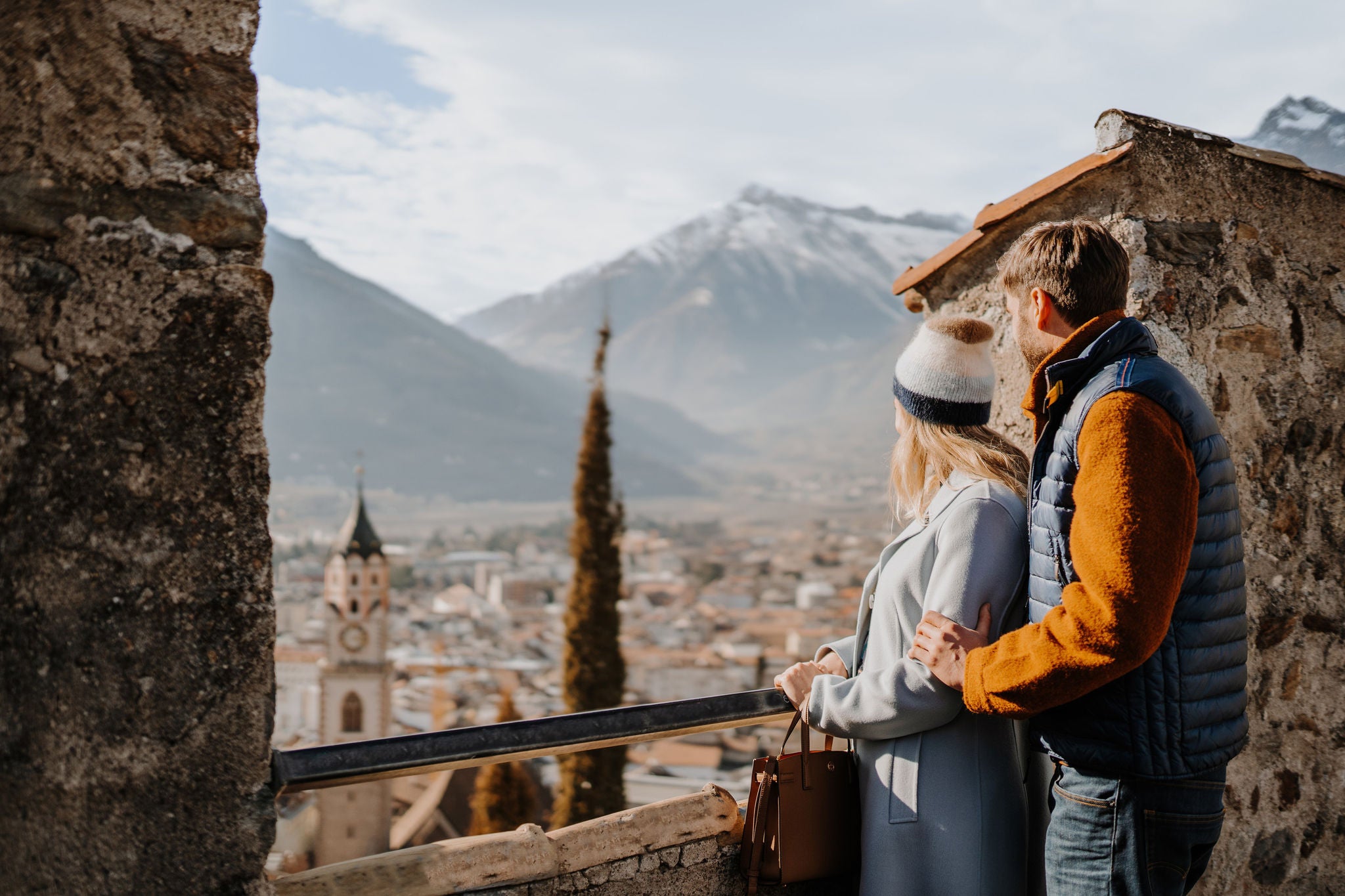 Mann und Frau mit Aussicht auf Meran