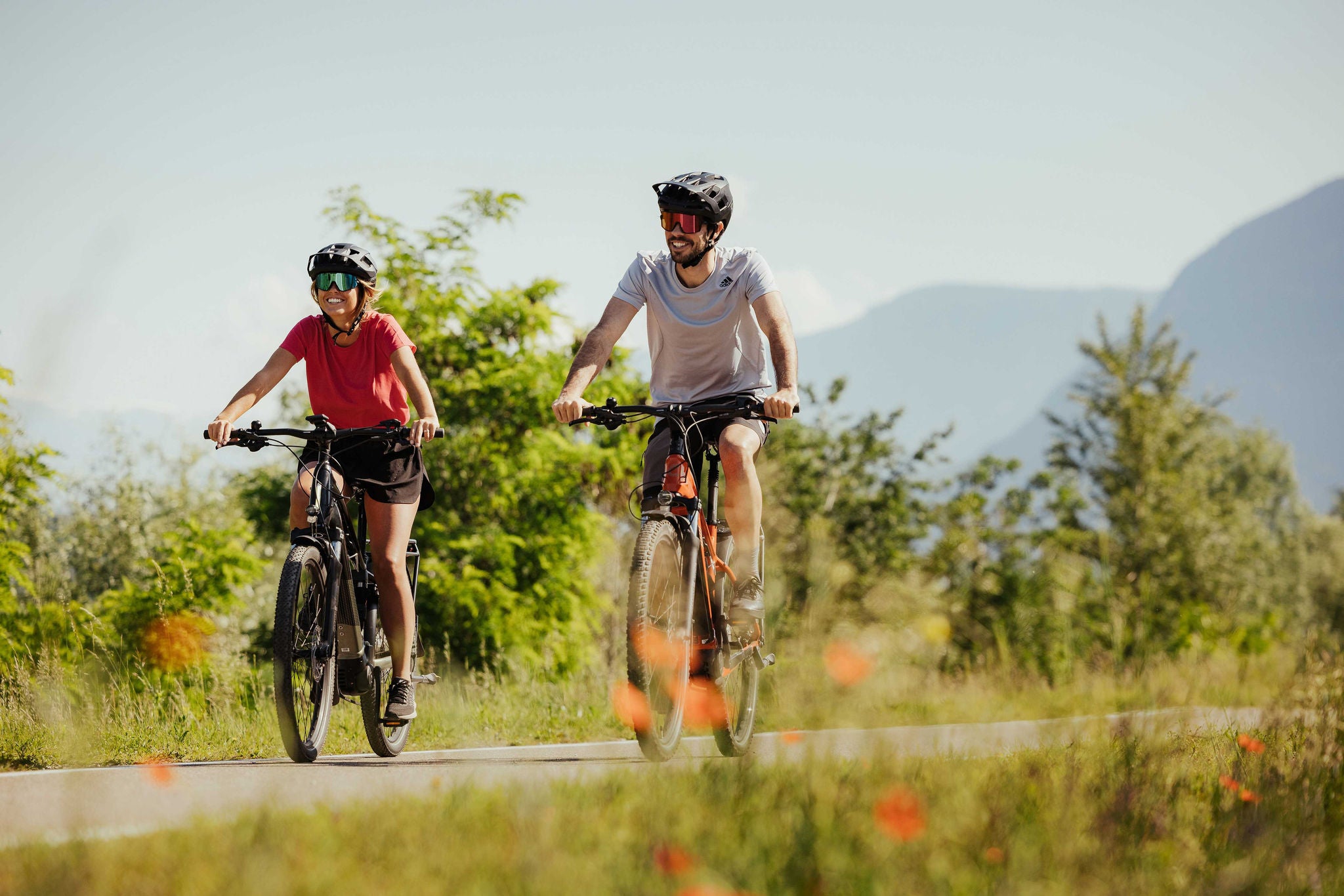 2 MountainbikerInnen entlang des Talradweges in der Nähe von Neumarkt