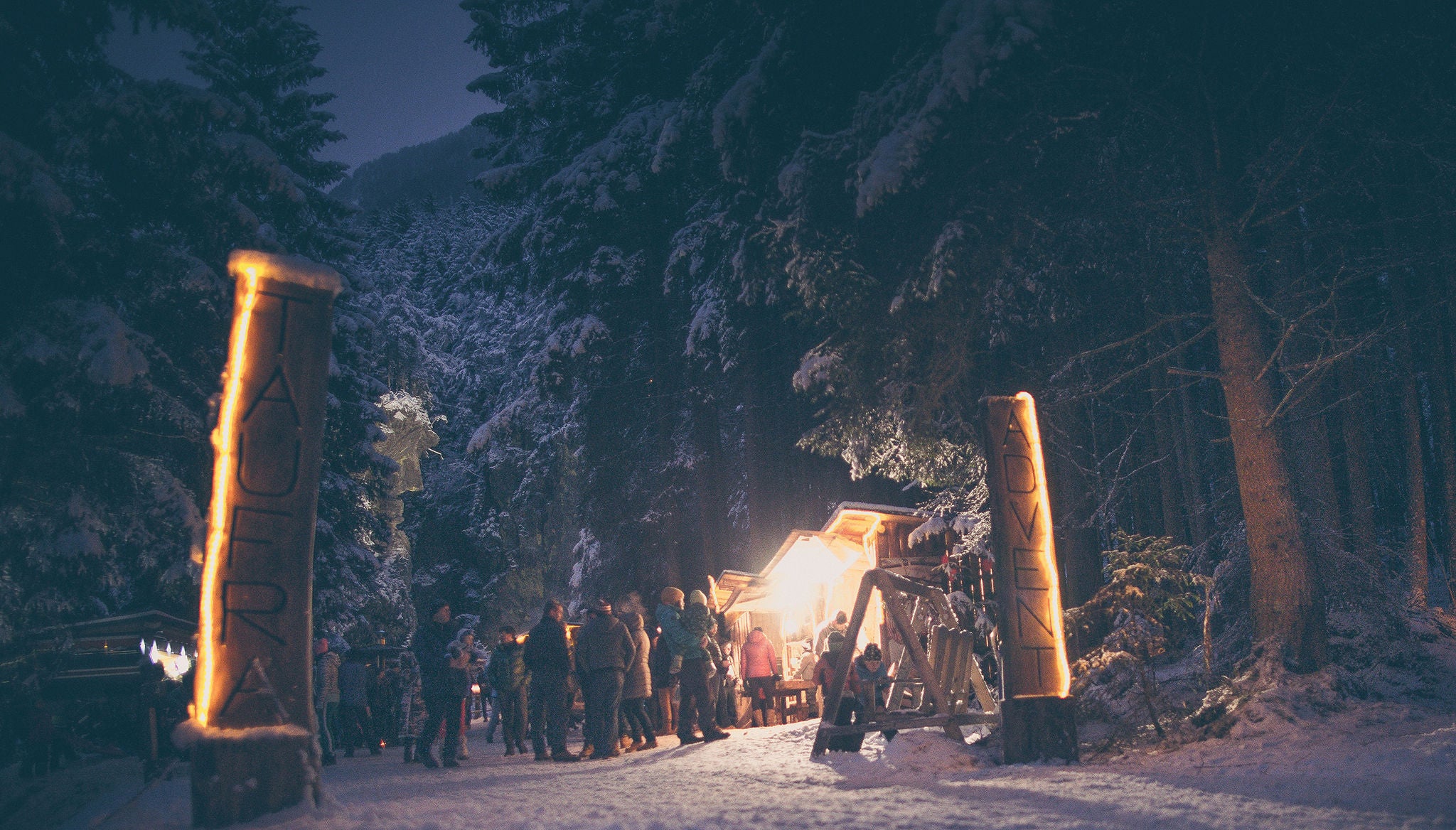 Taufrer Advent mit beleuchteten Ständen