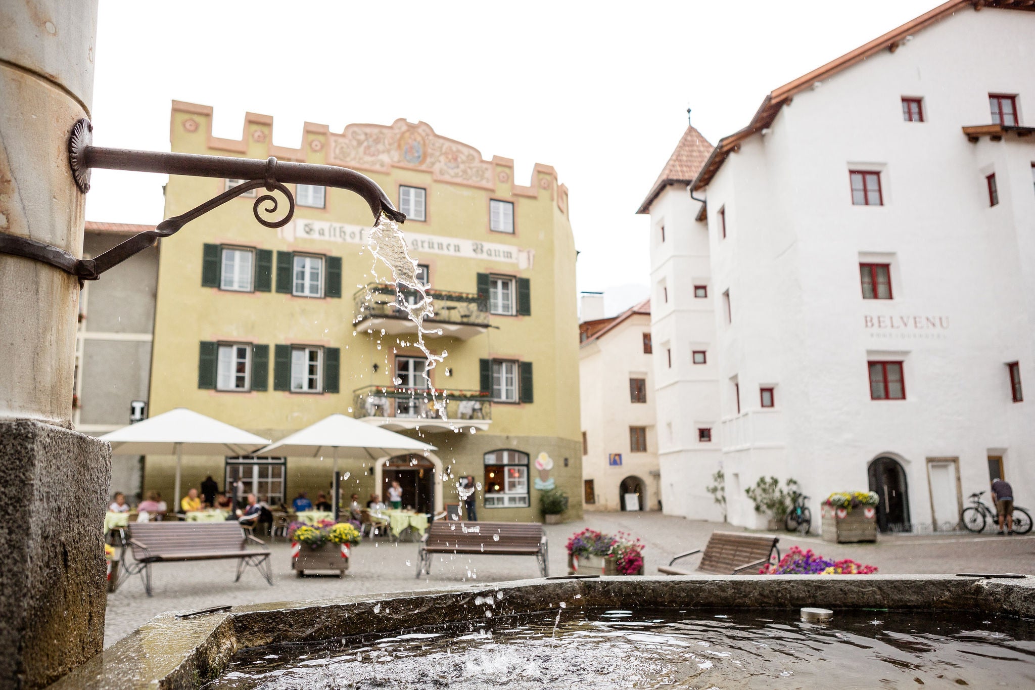 Ein Brunnen mit frischem Wasser in der Altstadt von Glurns