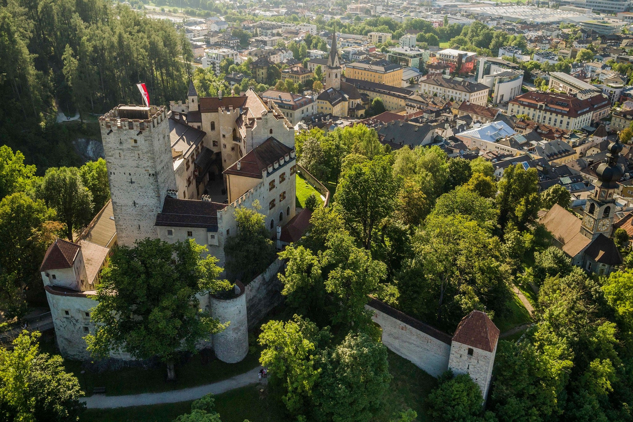 Das mittelalterliche Schloss Bruneck oberhalb der gleichnamigen Stadt im Sommer