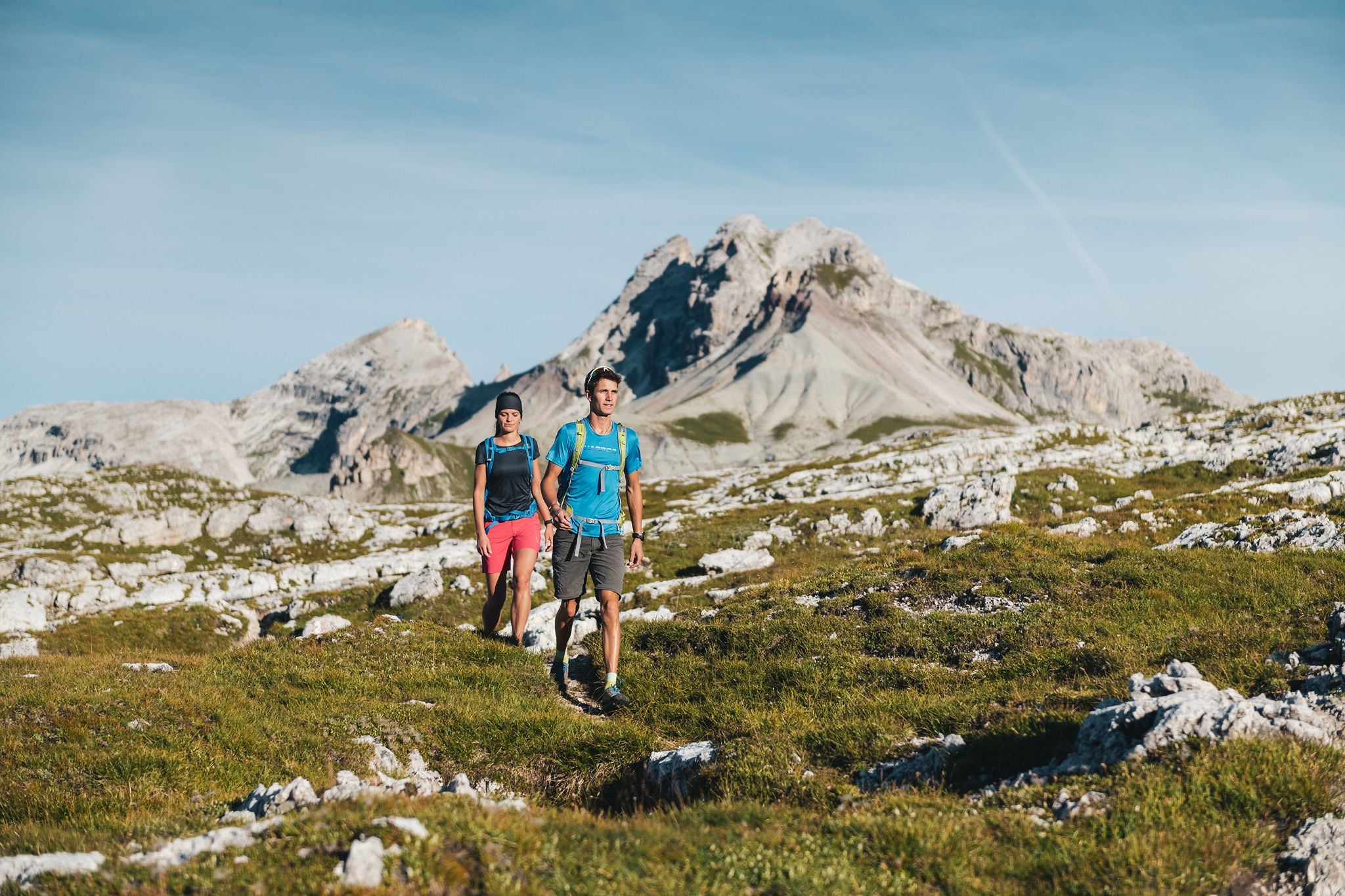Zwei Personen wandern im Gebirge in Alta Badia im Sommer