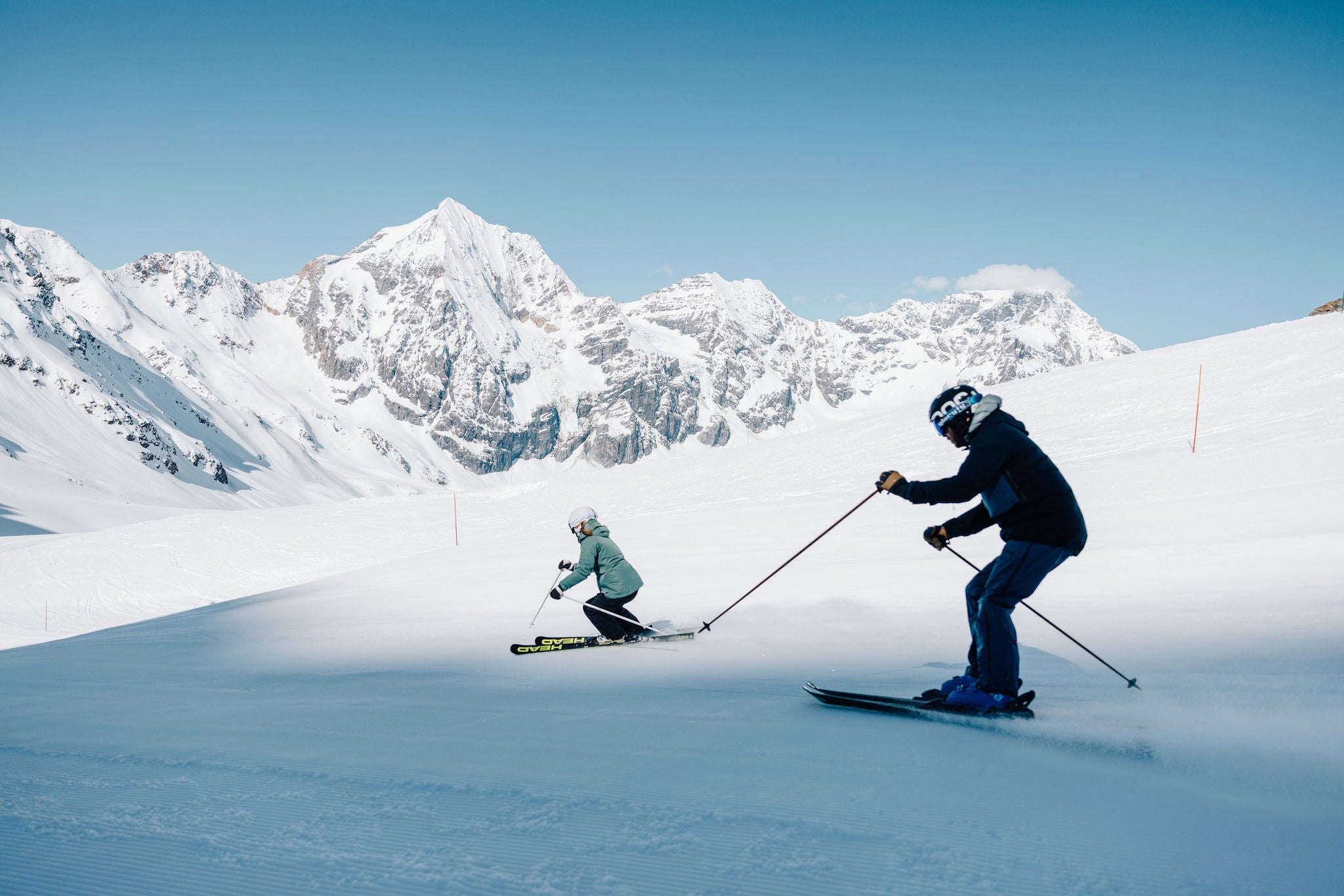 Zwei Skifahrer im Ortlergebiet
