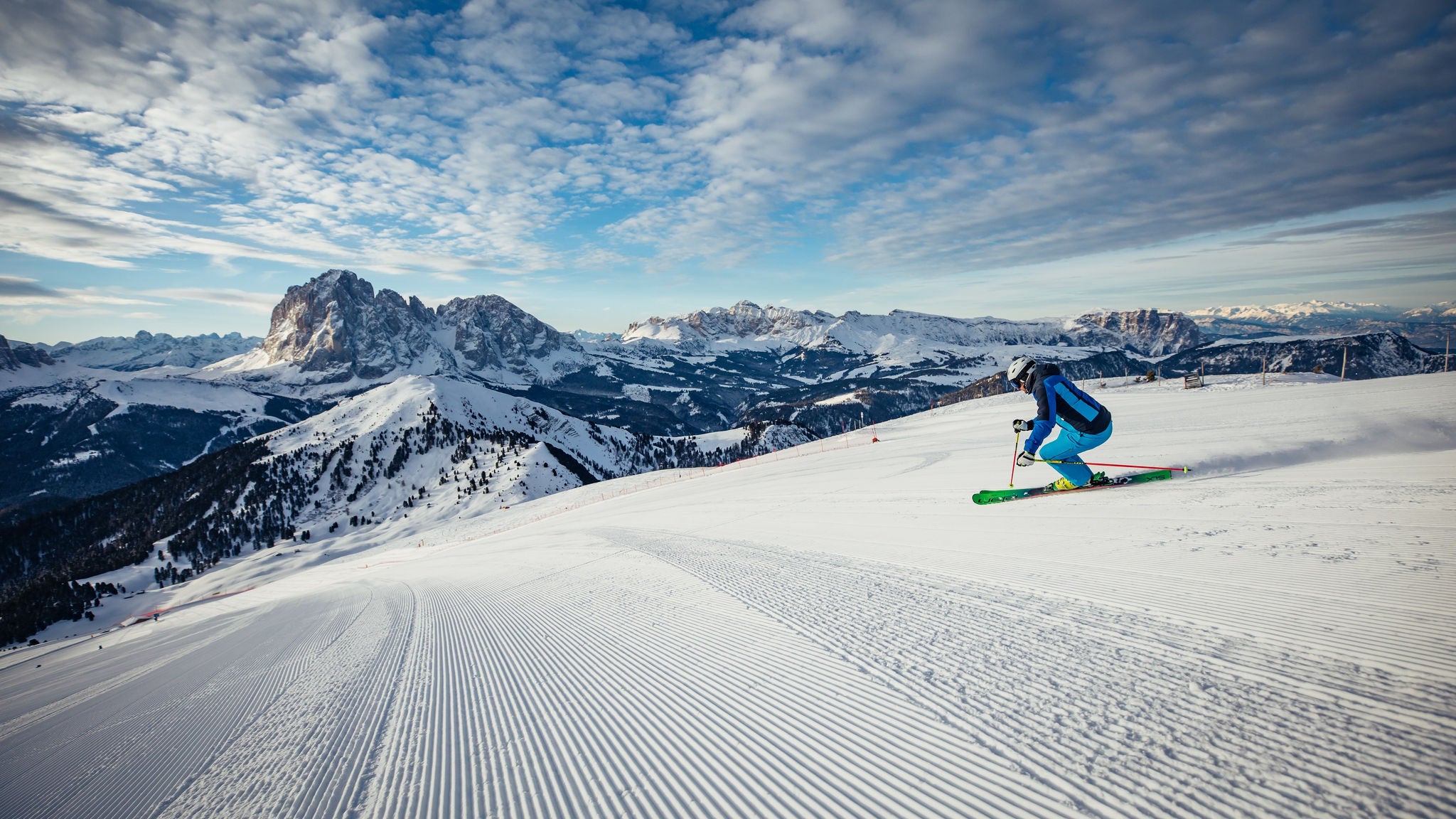 Skifahrer auf Piste in Gröden