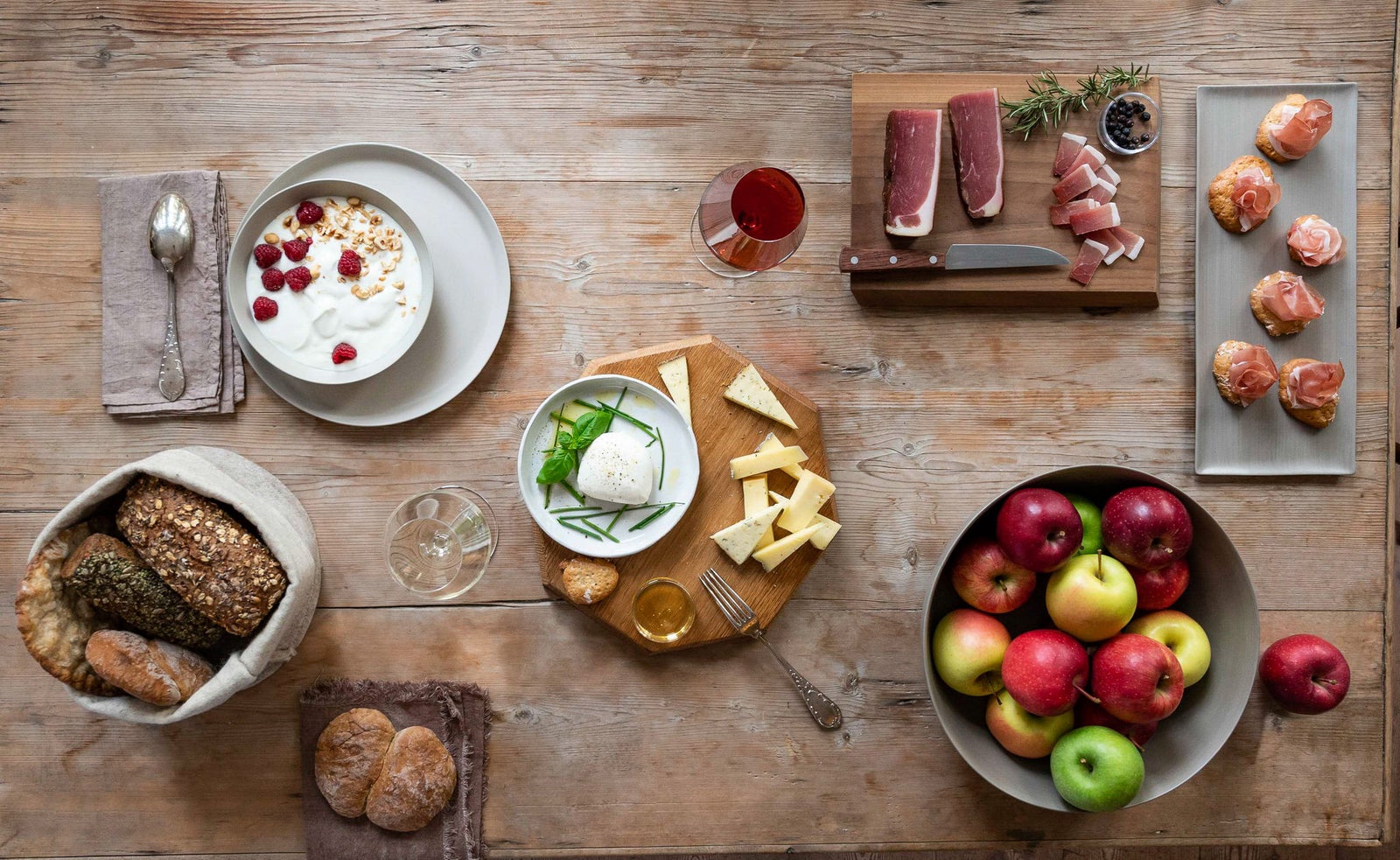Eine Auswahl an Südtiroler Qualitätsprodukten - Speck, Apfel, Brot, Käse, Wein, Joghurt