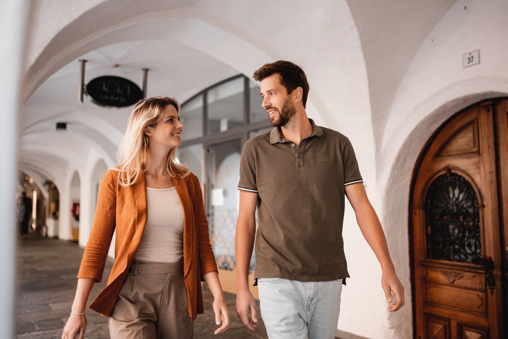Mann und Frau Wandern, Stadt