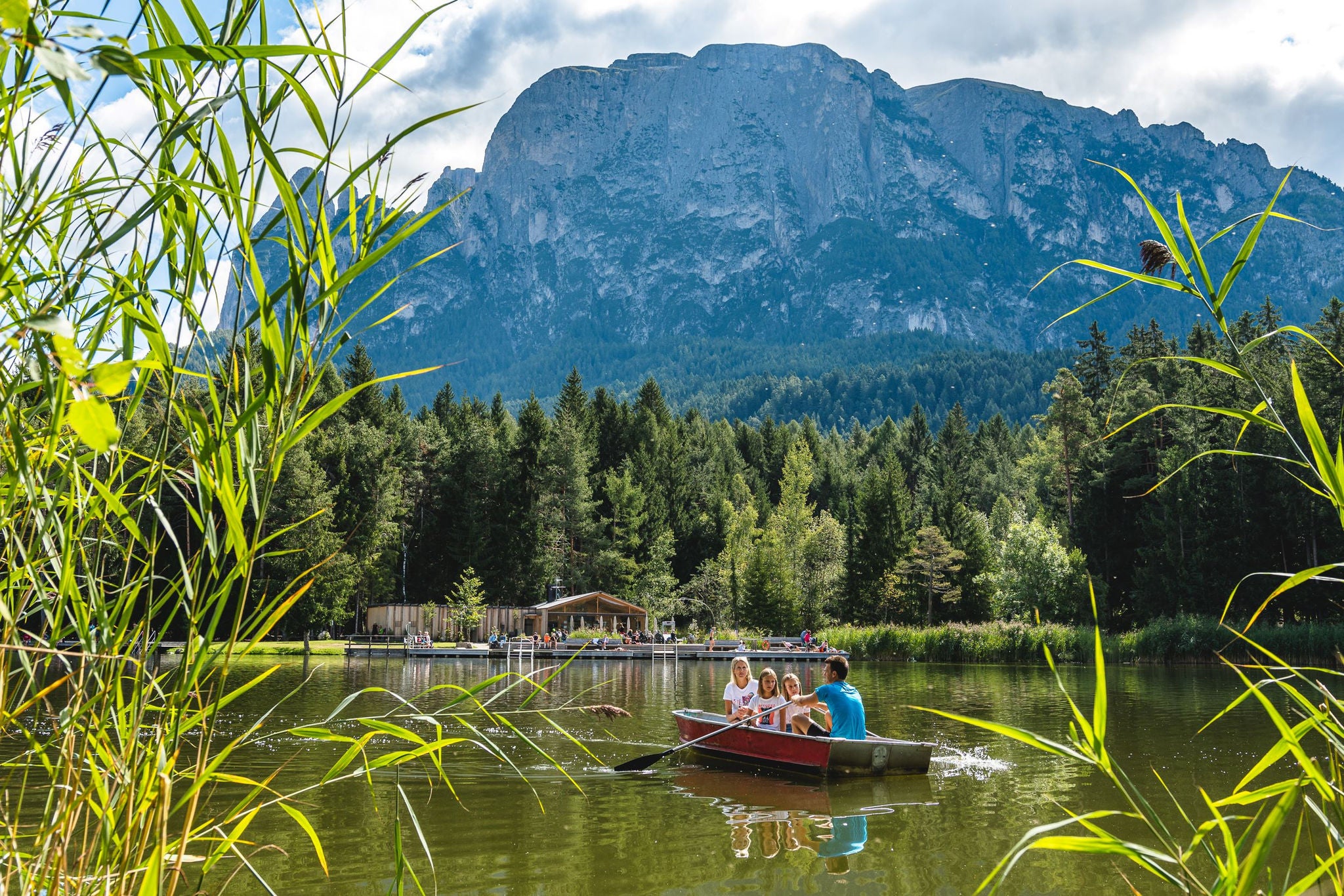 Bootsfahrt im Völser Weiher unterhalb des Schlerns