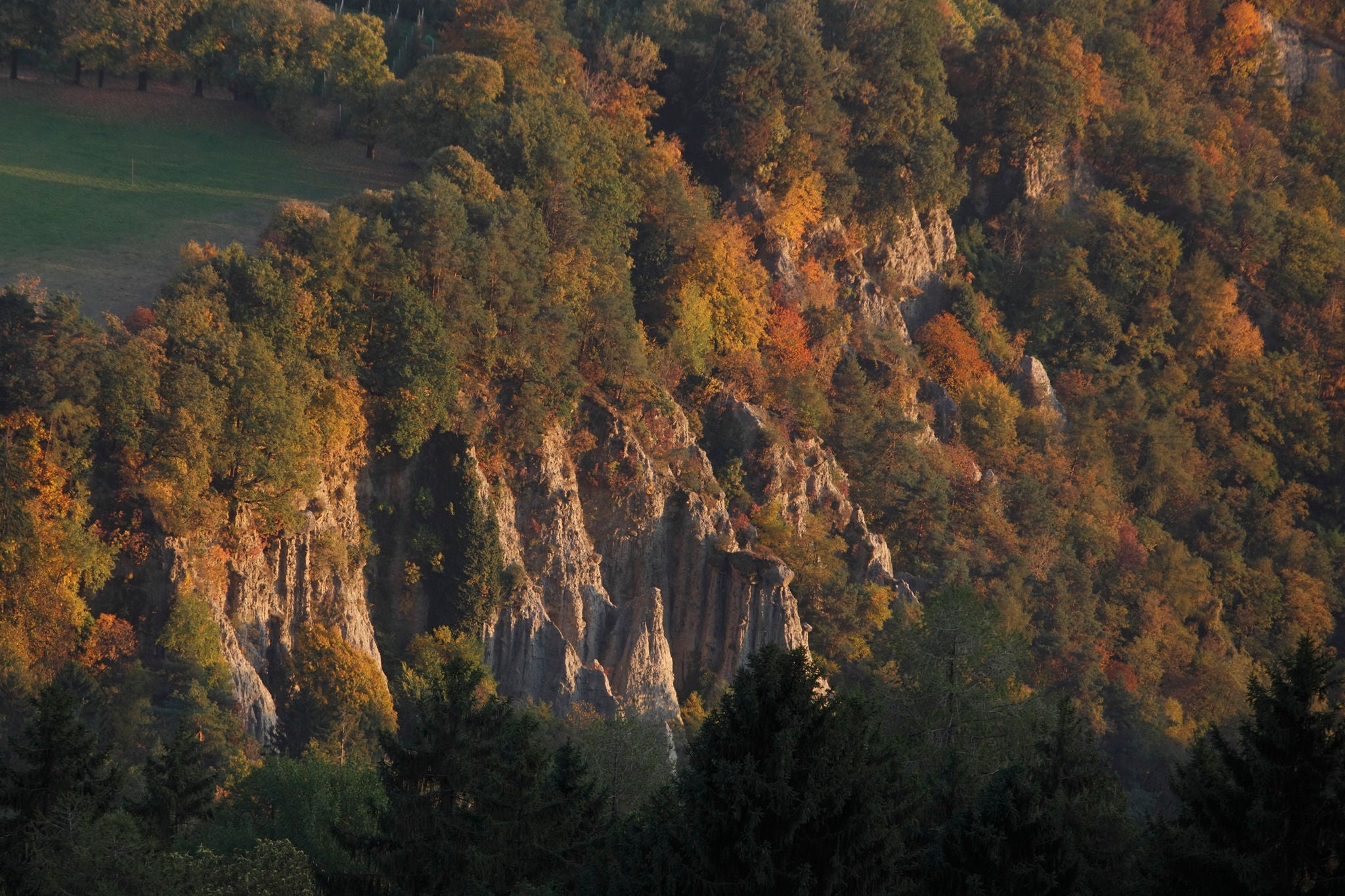 Die Erdpyramiden in Dorf Tirol im Herbst
