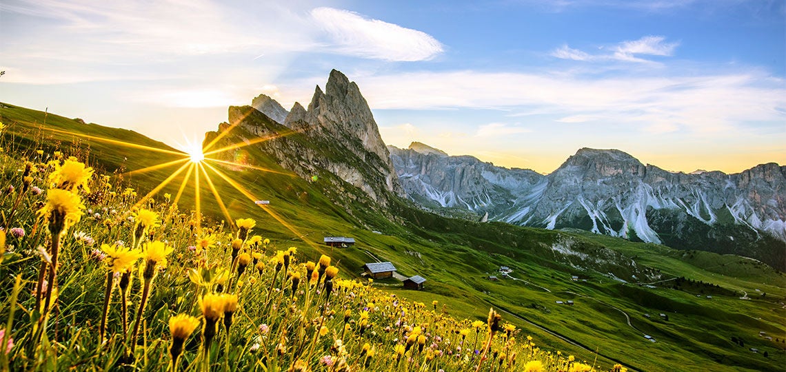 Die Morgensonne an einem schönen Frühlingstag taucht die Bergwelt der Seceda in Gröden in ein warmes Licht