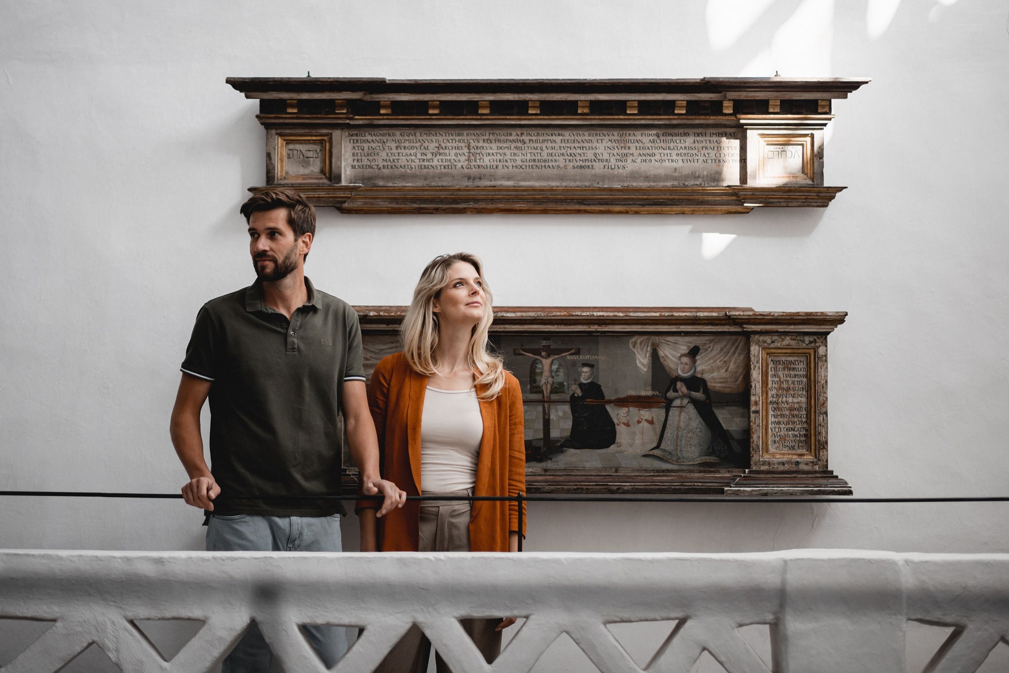 Ein Mann und eine Frau besichtigen ein historisches Stadthaus