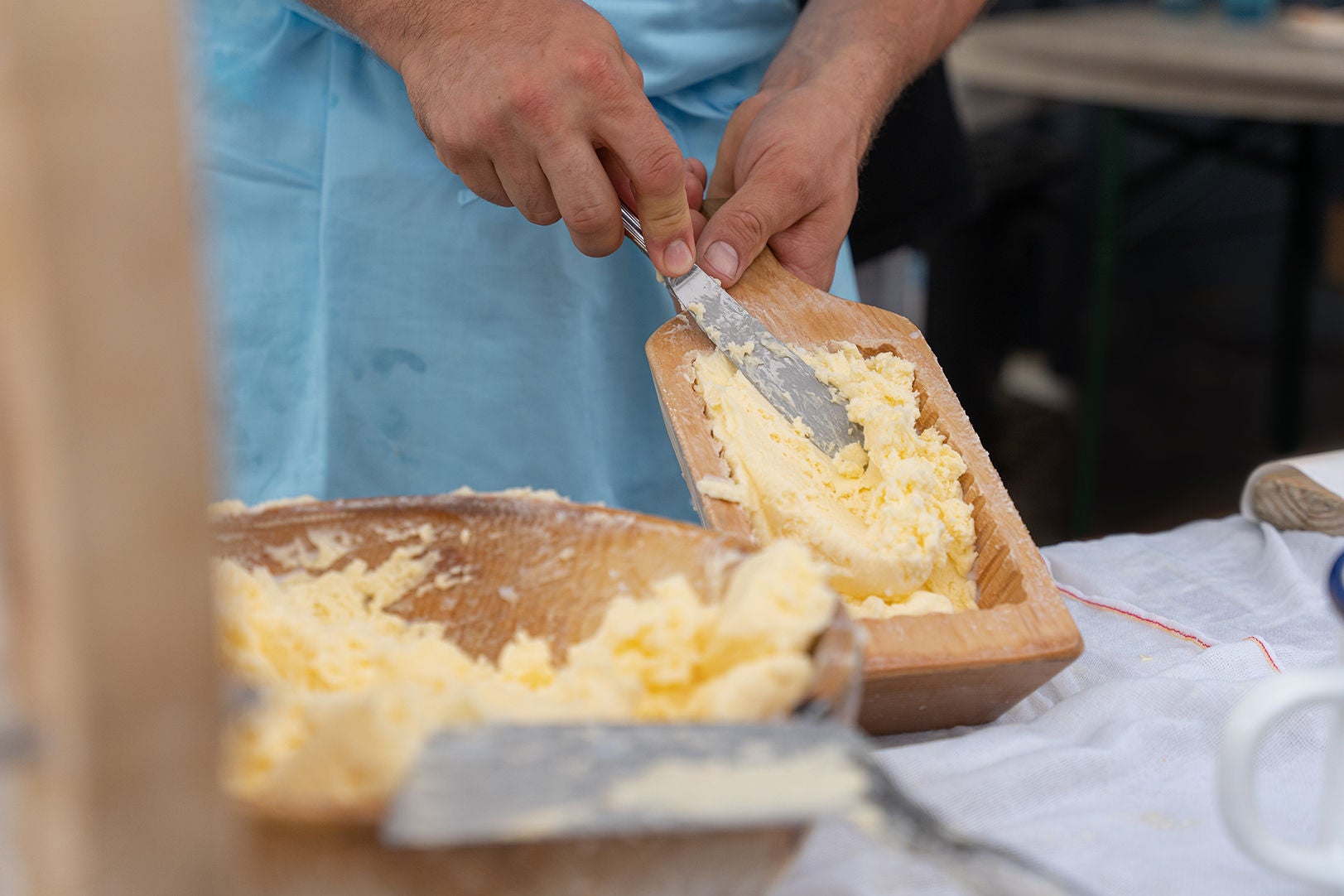 Eine Person stellt traditionell Butter her