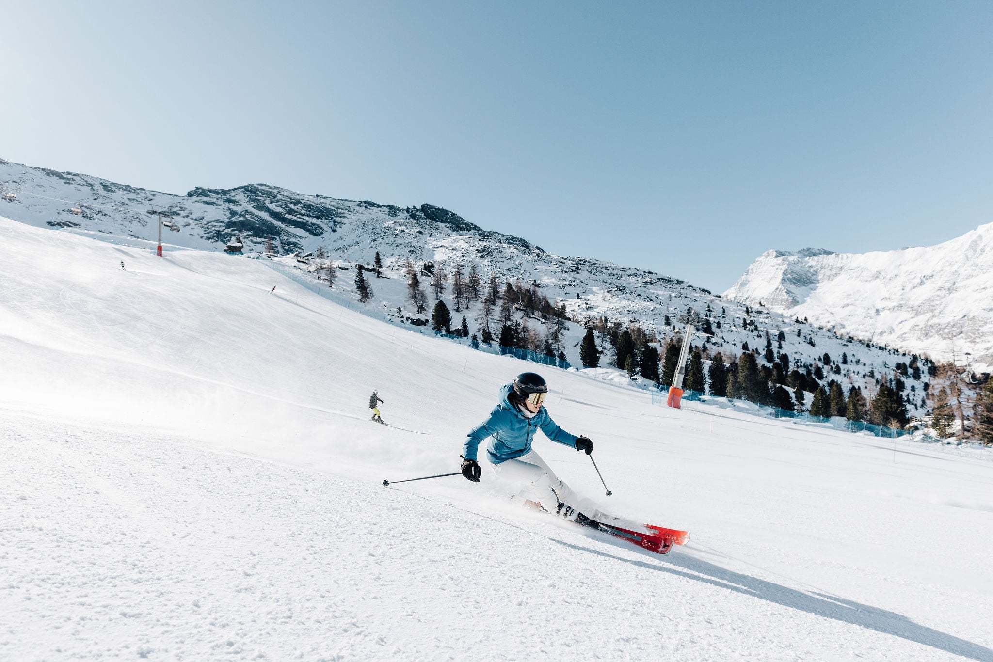Frau bei Abfahrt im Skigebiet