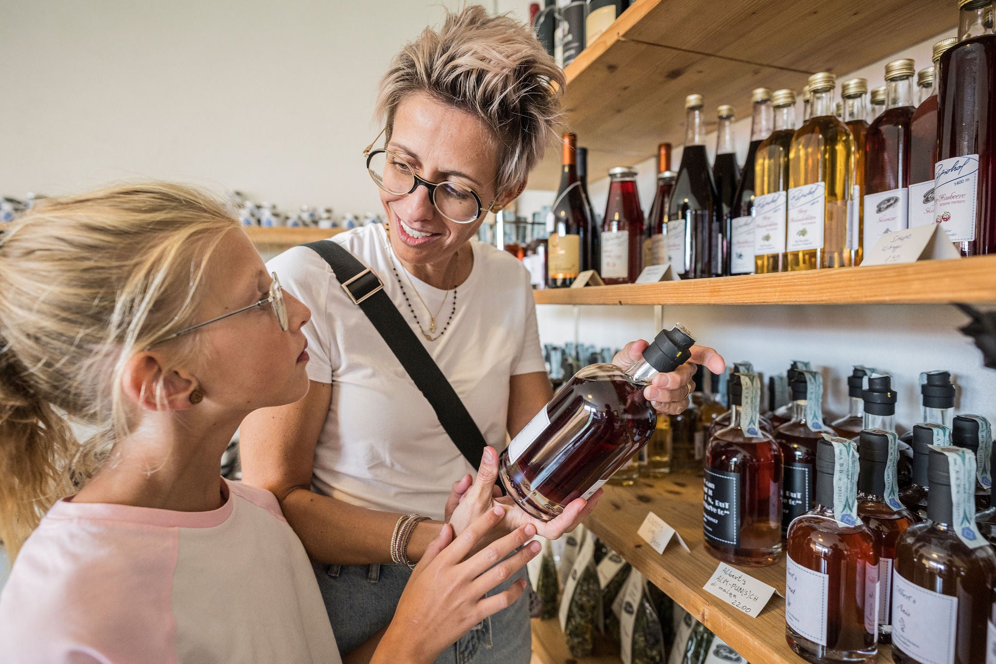 Mutter und Tochter beim Einkaufen von Produkten vom Regiohof
