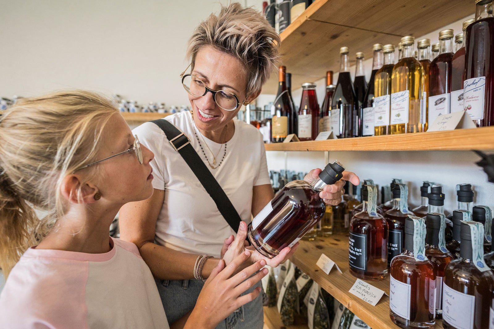 Mutter und Tochter beim Einkaufen von Produkten vom Regiohof