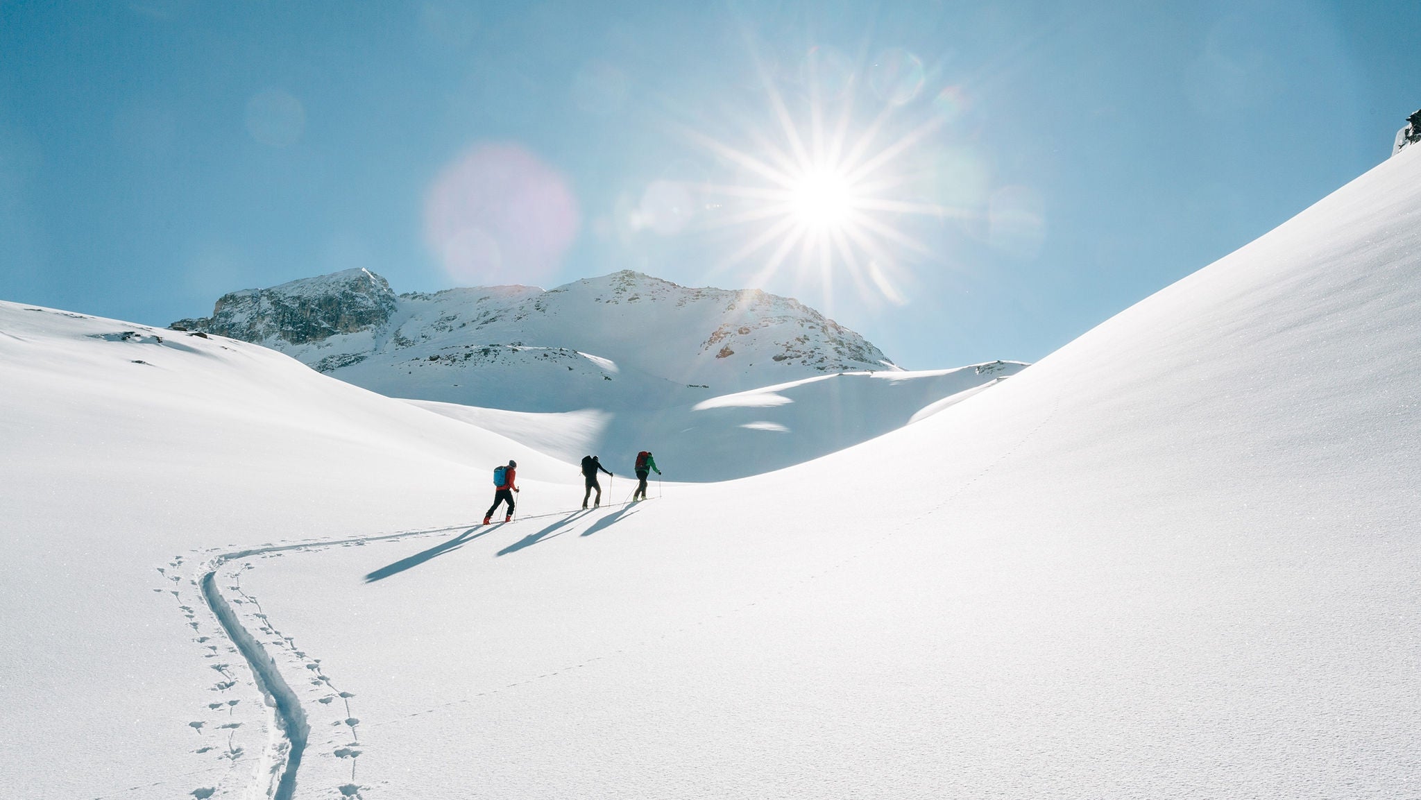 Drei Personen bei Tourenskiwanderung im Passeiertal