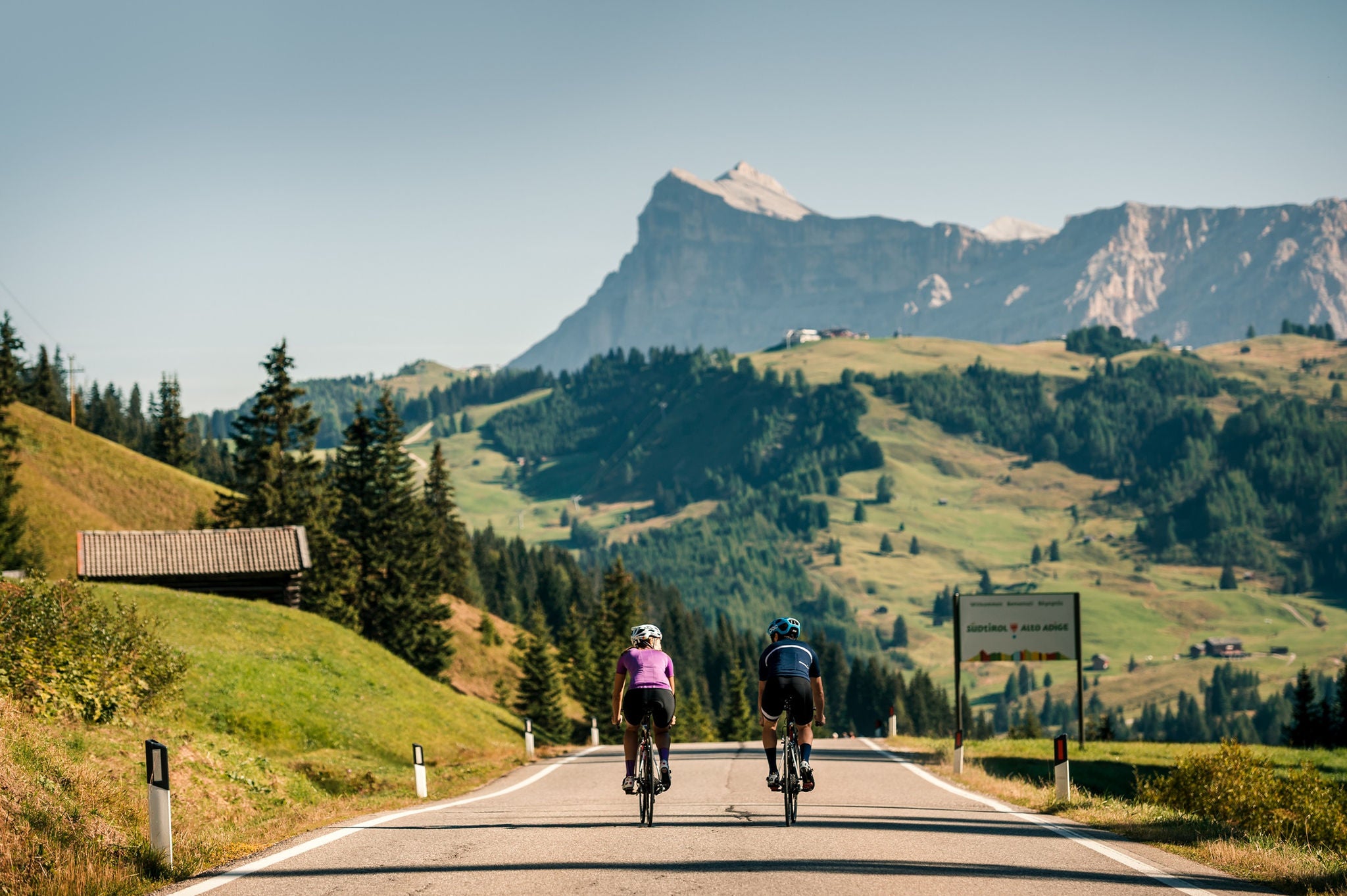 Zwei Radfahrer in Alta Badia im Sommer