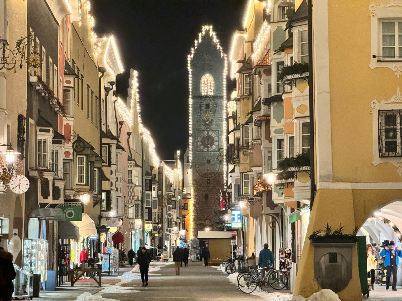 Die beleuchtete Altstadt von Sterzing im Winter