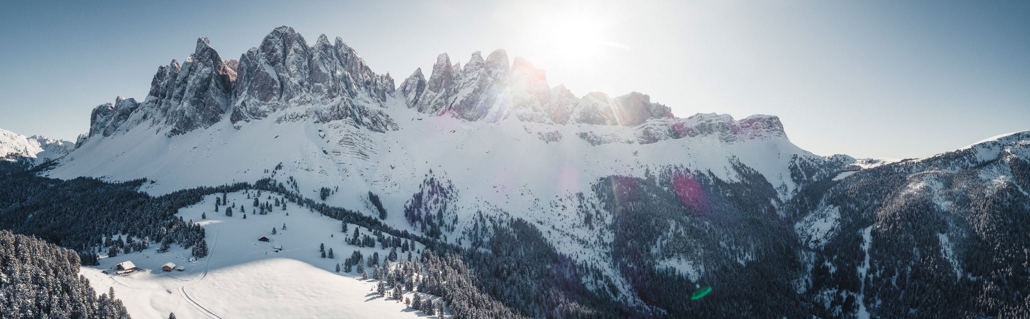Winter im Dolomitental Villnöss mit Blick auf die Geislerspitzen.