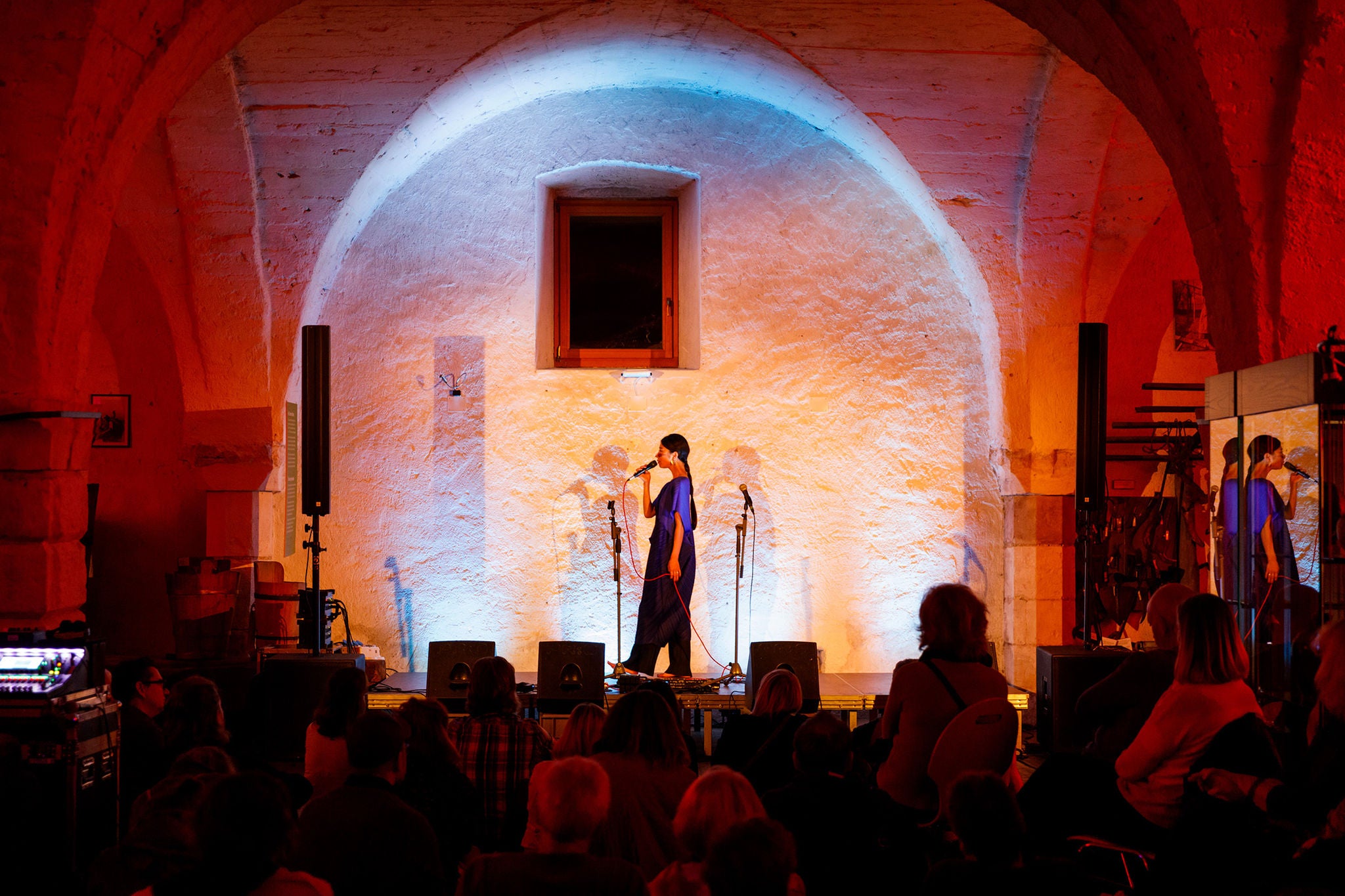 Beleuchtete Bühne mit Interpretin auf dem Kaltern Pop Festival