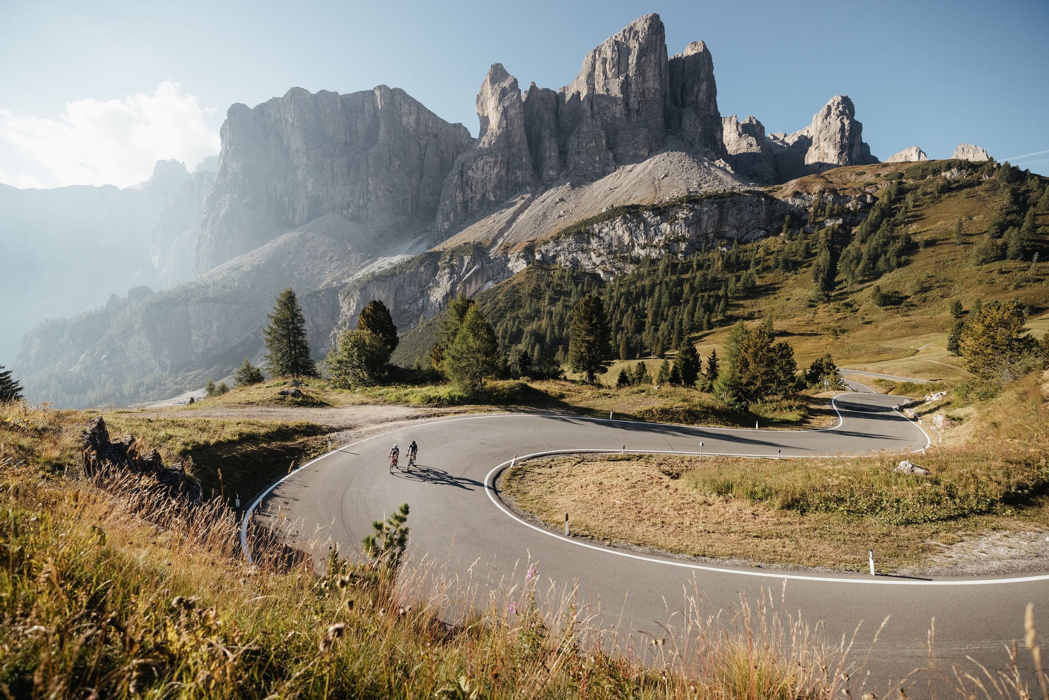 Zwei personen fahren rennrad in Alta Badia