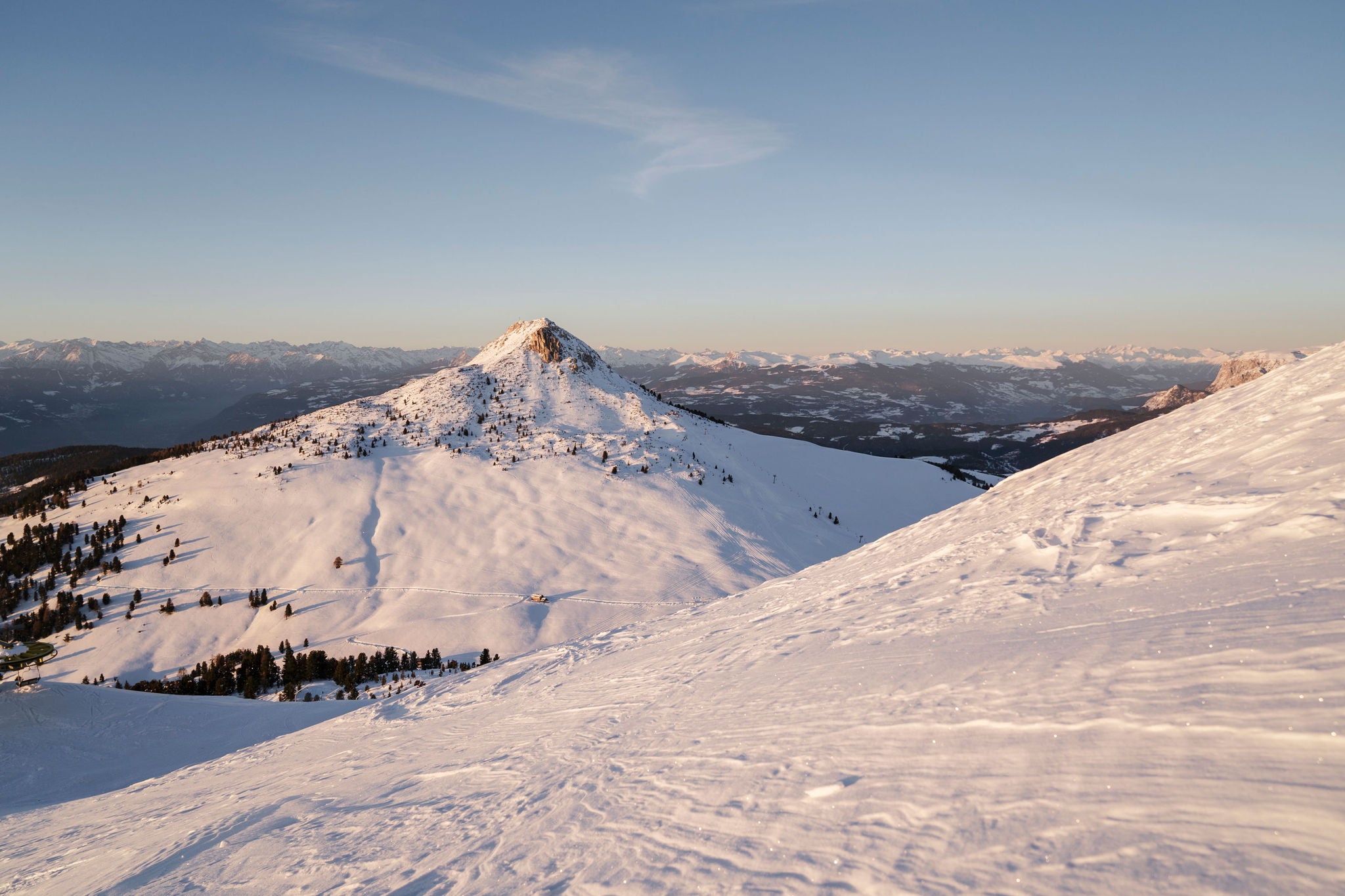 Schnebedeckte Berge in Aldein und Radein im Winter