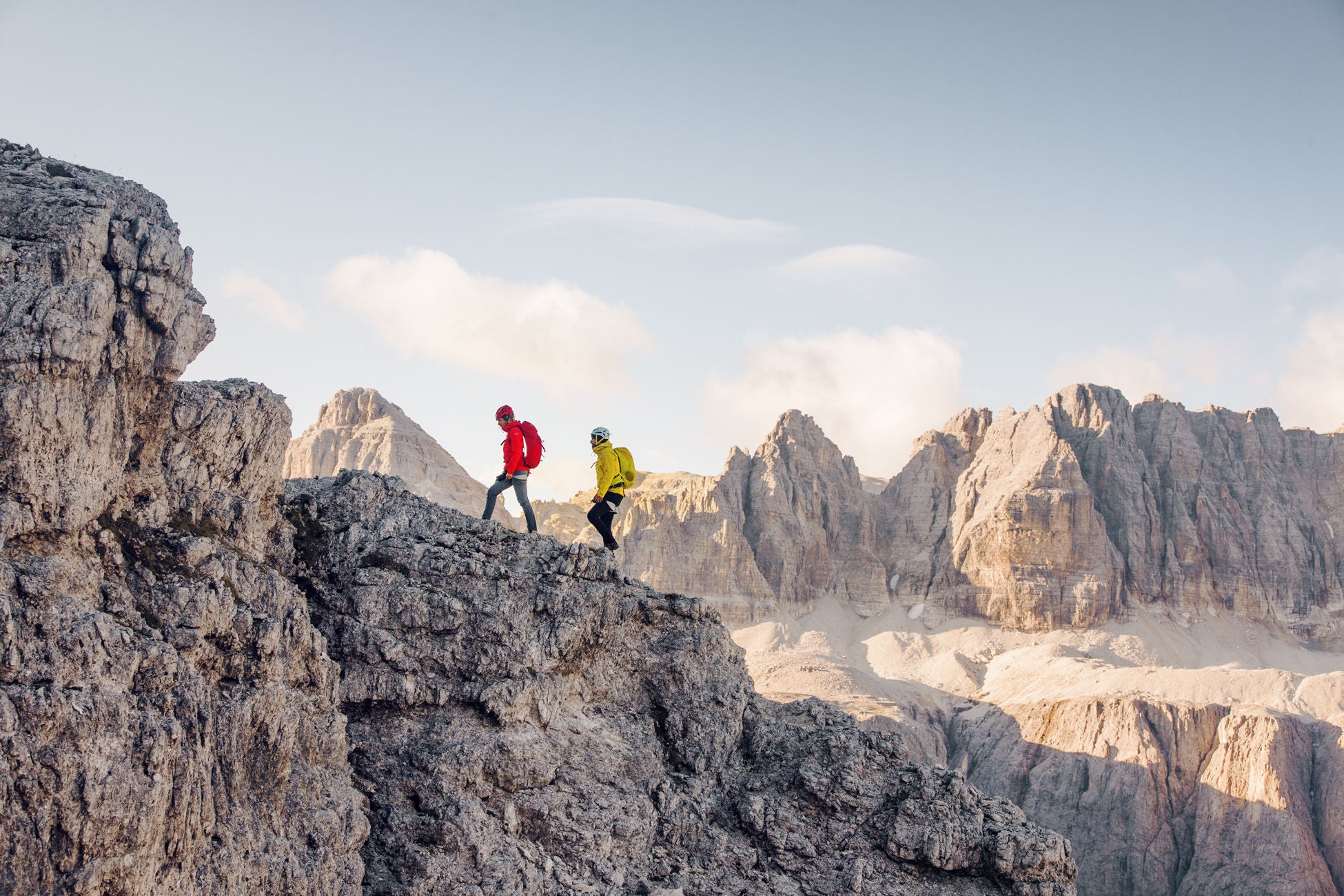 Zwei Personen wandern im Hochgebirge der Dolomiten umgeben von Stein und Fels