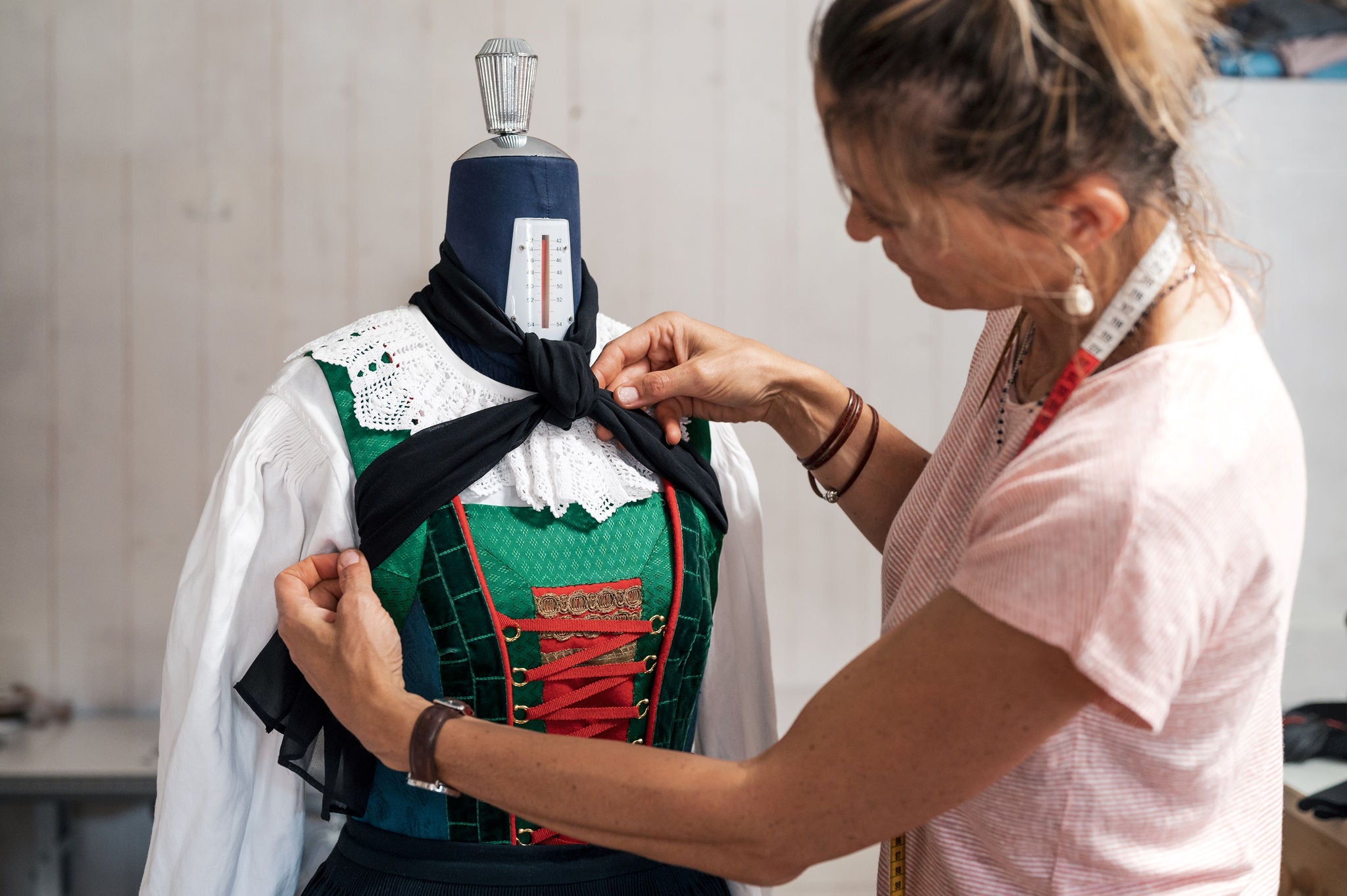 Eine Schneiderin beim Herstellen der traditionellen Tracht von Alta Badia