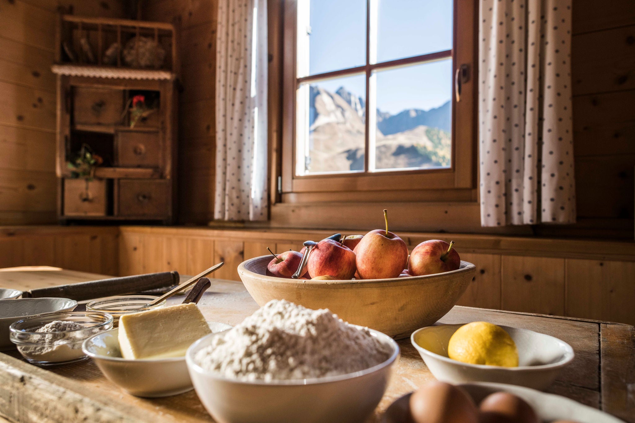 Ein gedeckter Tisch mit Zutaten für Apfelstrudel