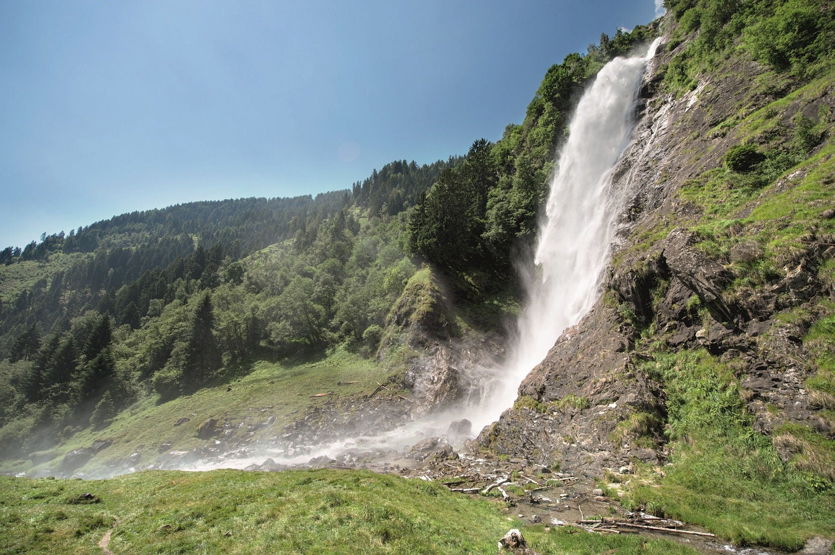 Ein Wasserfall stürzt sich über eine Felskante einige Meter in die Tiefe.