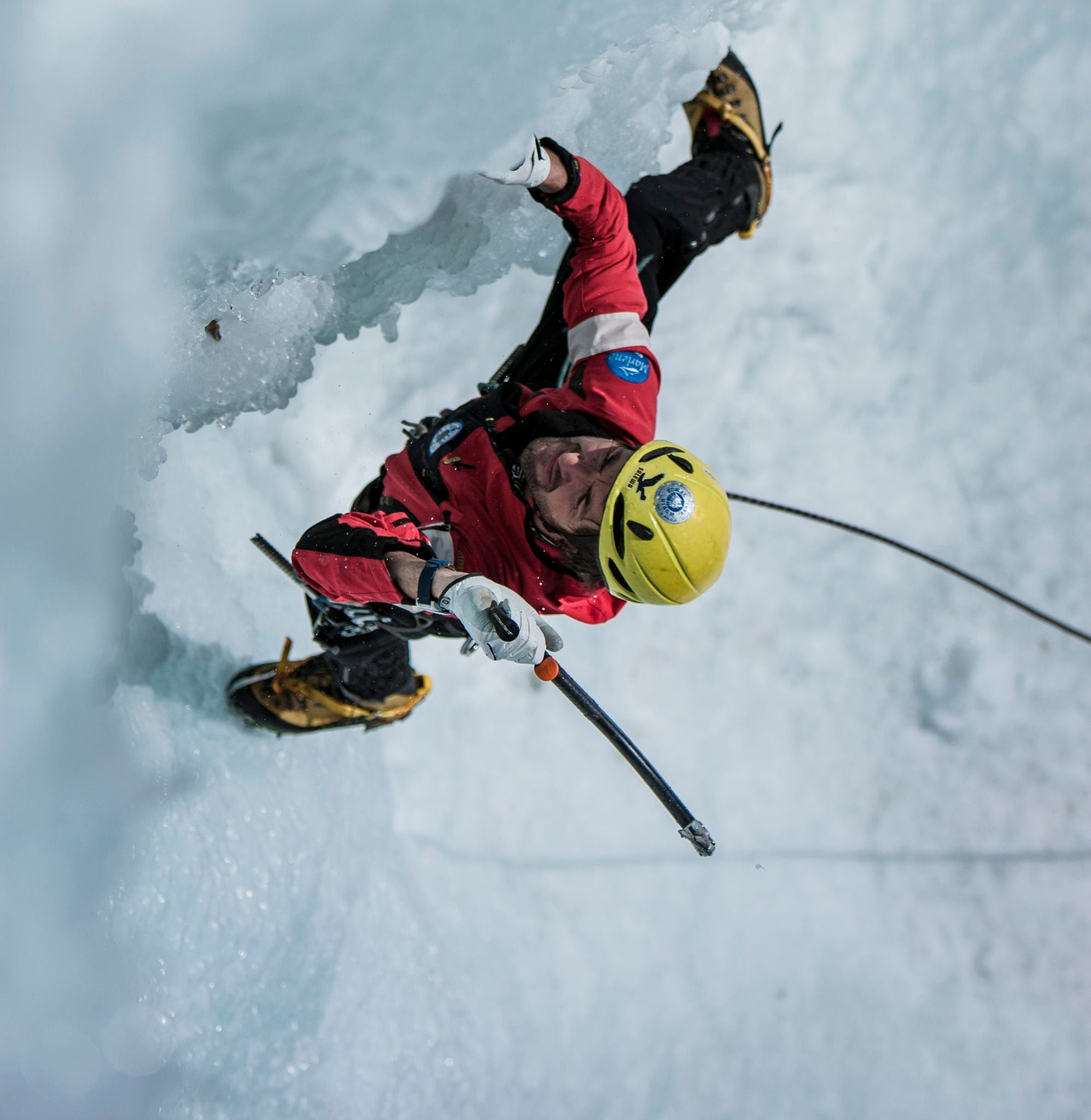 Ein Mann im Winter beim Eisklettern