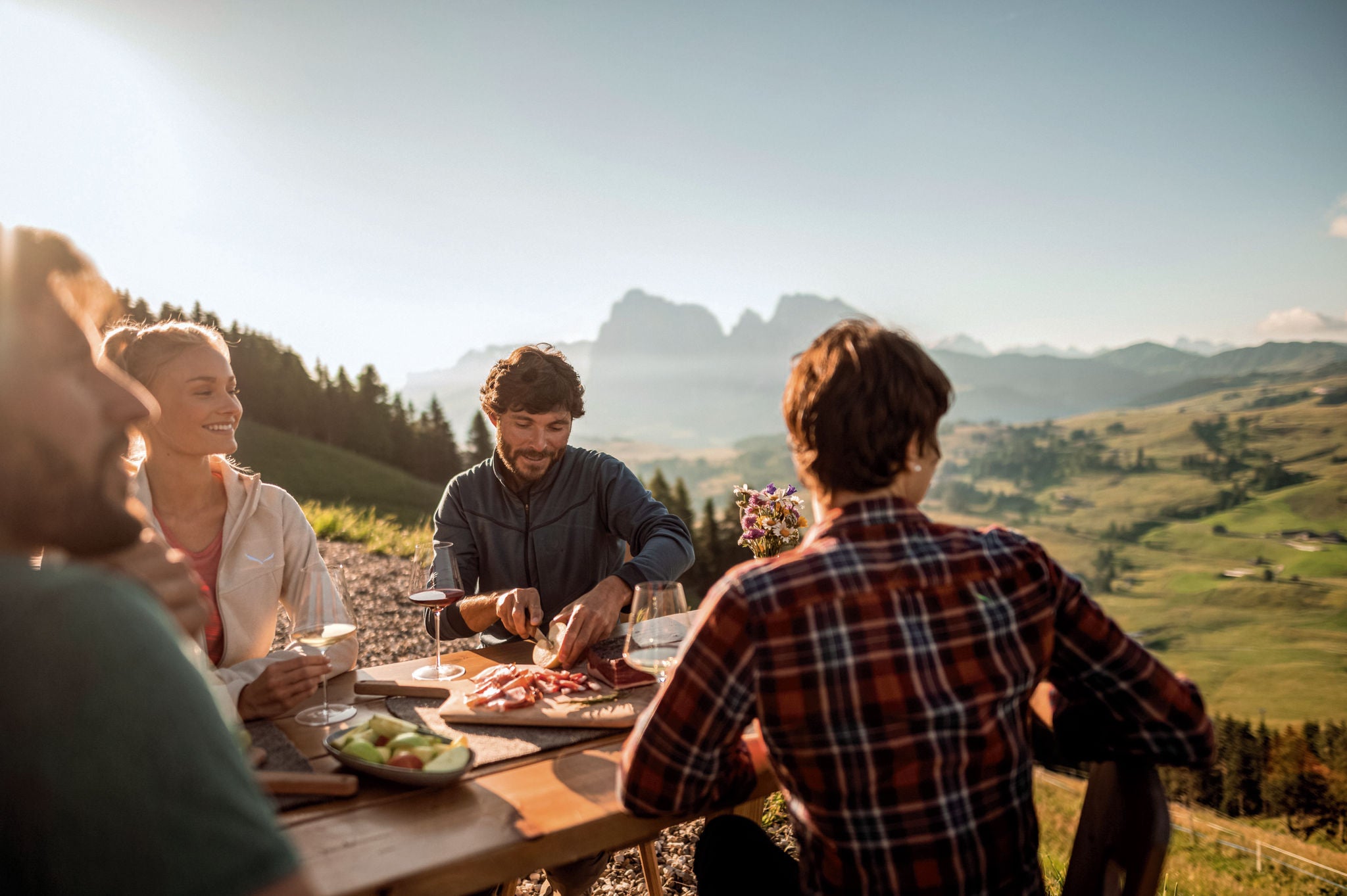 Genussmoment auf einer Almhütte auf der Seiser Alm