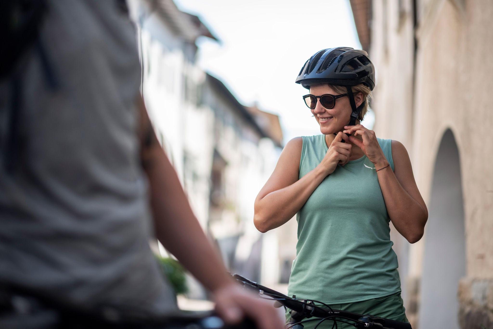 Ein Radfahrer zieht sich einen Helm an