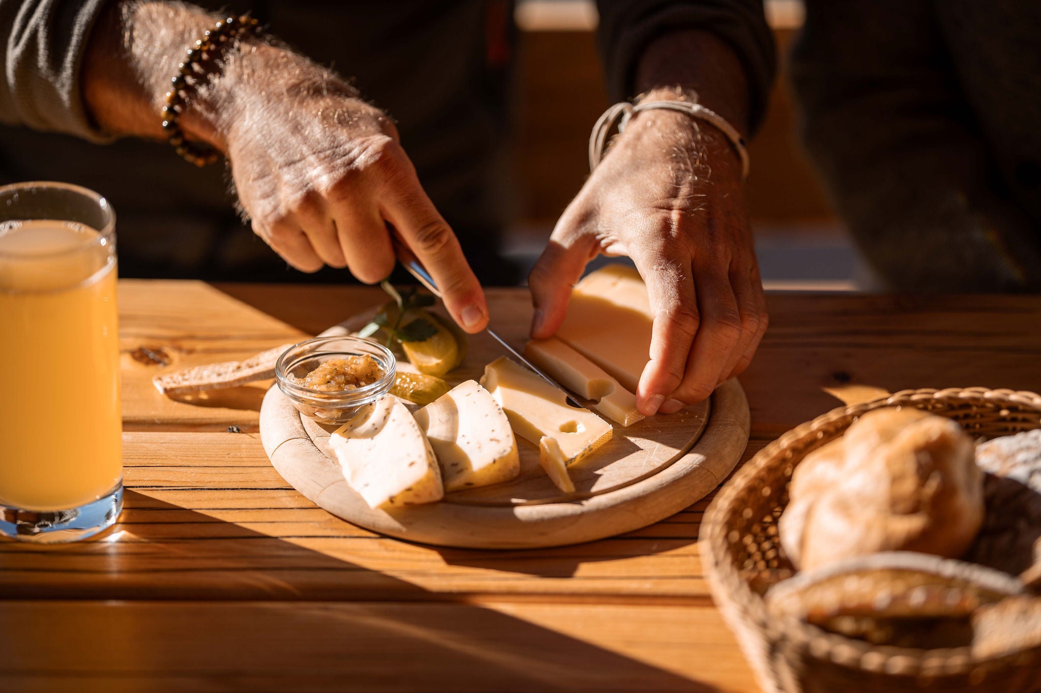 Eine Marende mit Vinschger Käse und Apfelsaft