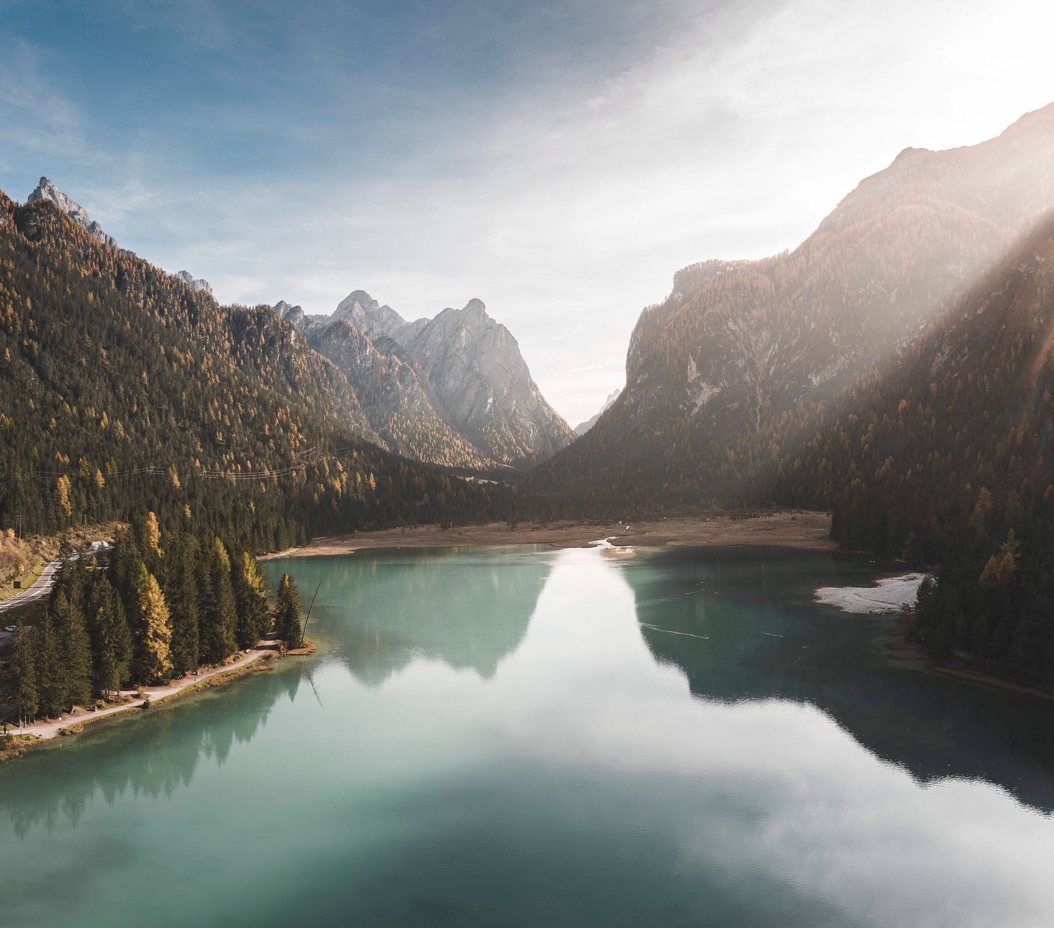 Toblacher See im Herbst mit Lichteinfall